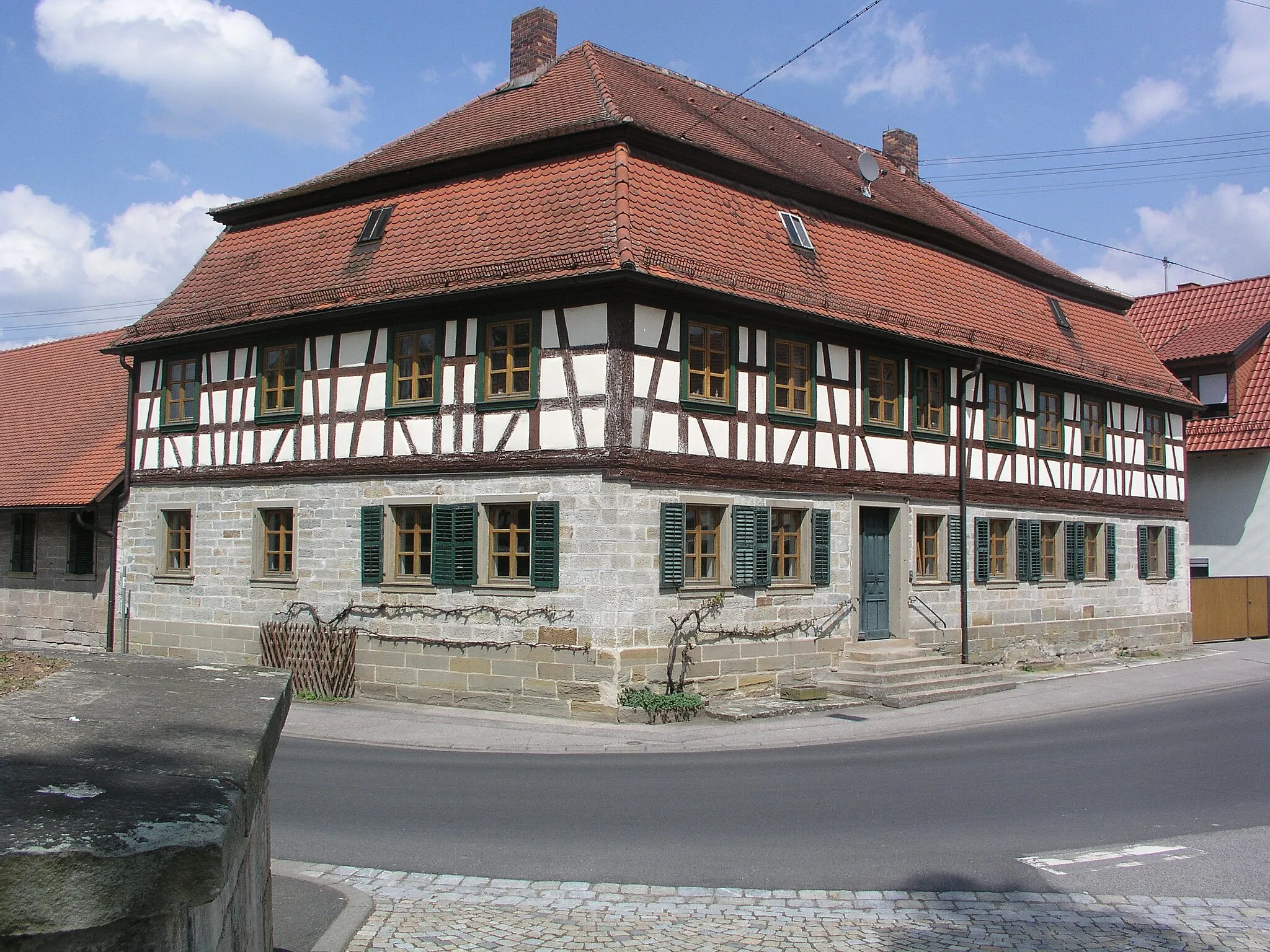 Photo showing: Altes Forsthaus in Goßmannsdorf, OT von 97461 Hofheim i. Ufr. (Haßberge). Ehem. Forstdienststelle, zweigeschossiges Mansardwalmdachhaus mit Fachwerkobergeschoss, um 1730.