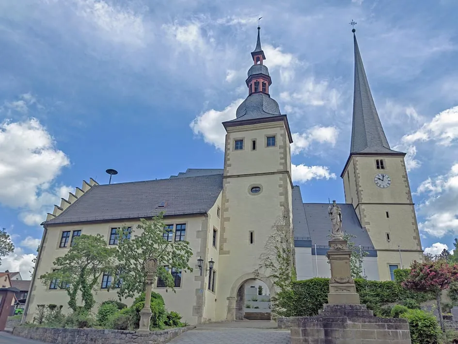 Photo showing: Altes Rathaus in Hollstadt und Kirche