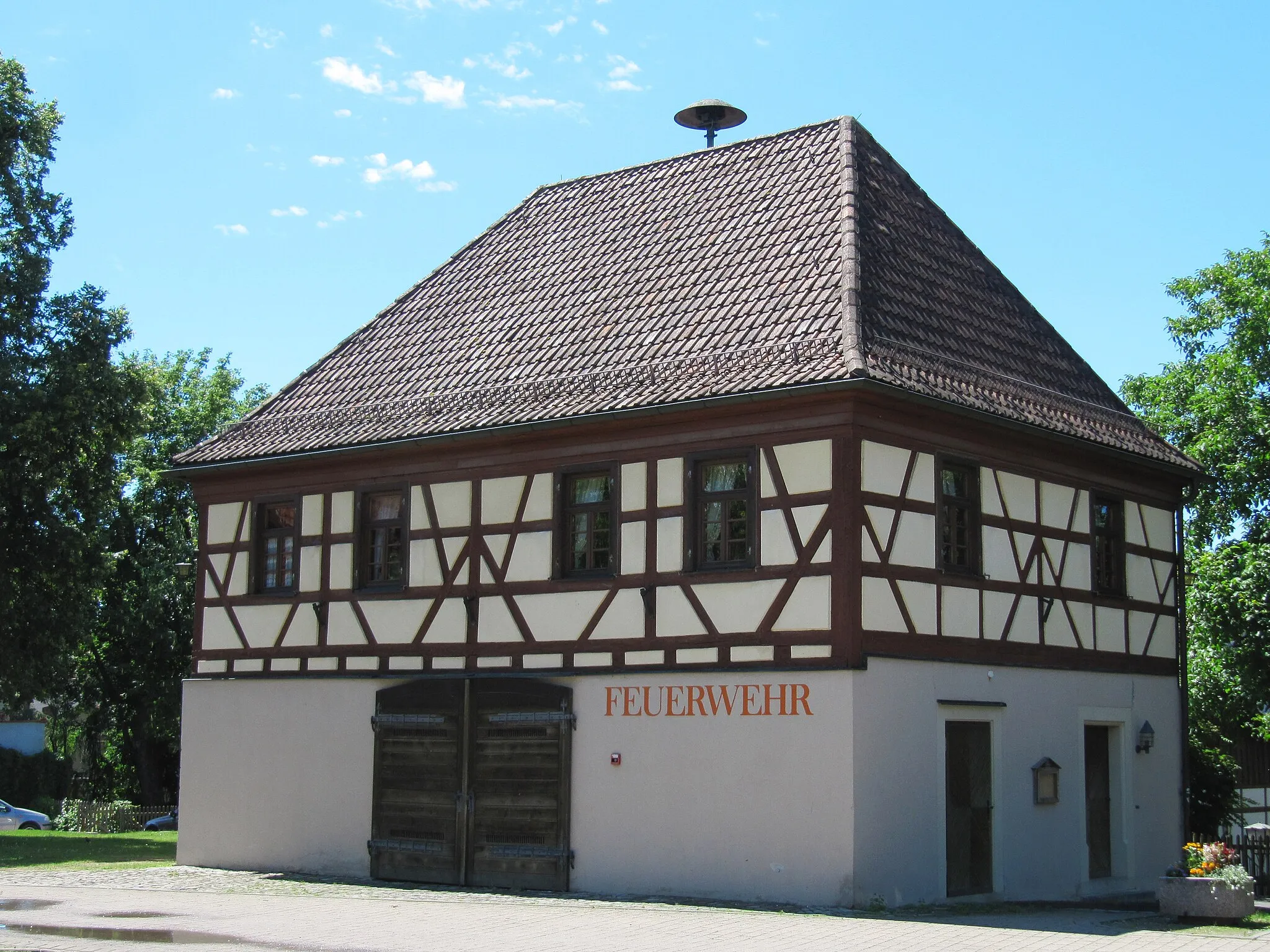 Photo showing: Das alte Feuerwehrhaus von Mainbernheim ist Blickfang auf dem Parkplatz an der Schützenstraße.