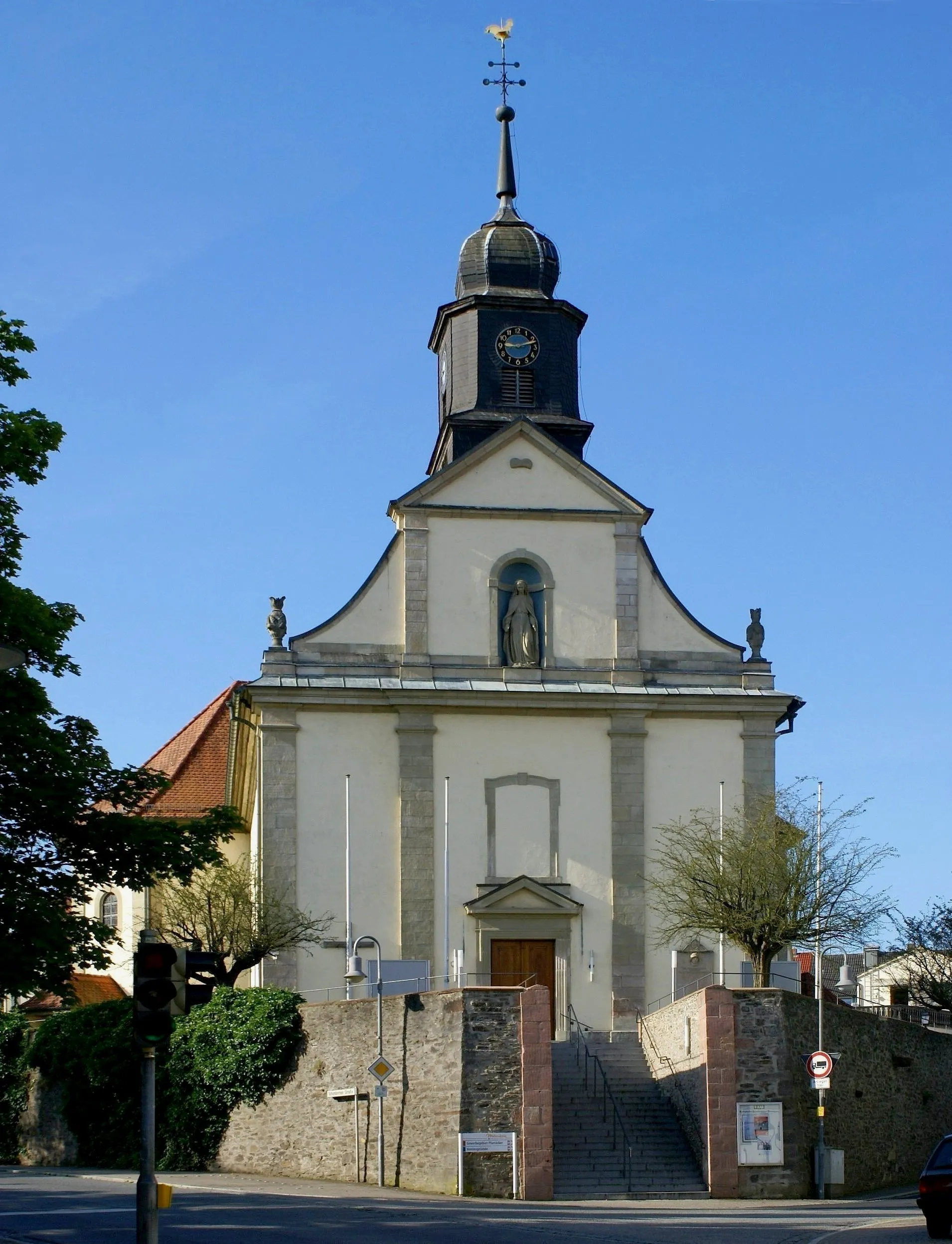 Photo showing: The imposing front of the parish church St. Cyriakus in Mömbris.
