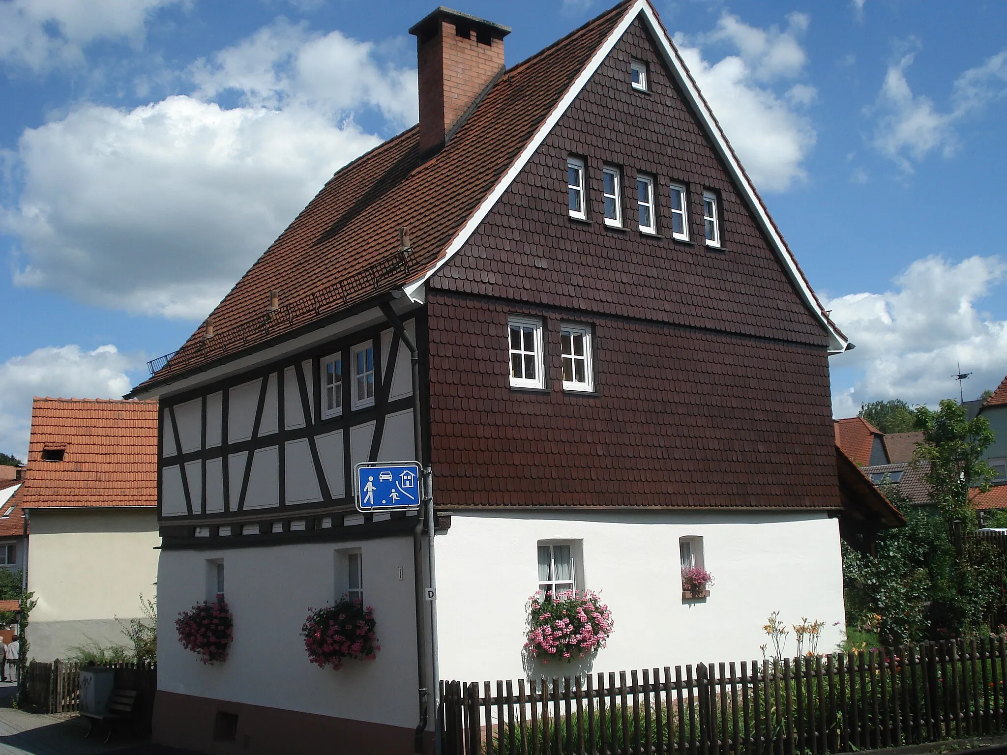 Photo showing: Fachwerkhaus in Mömbris in der Roten Hohle 1