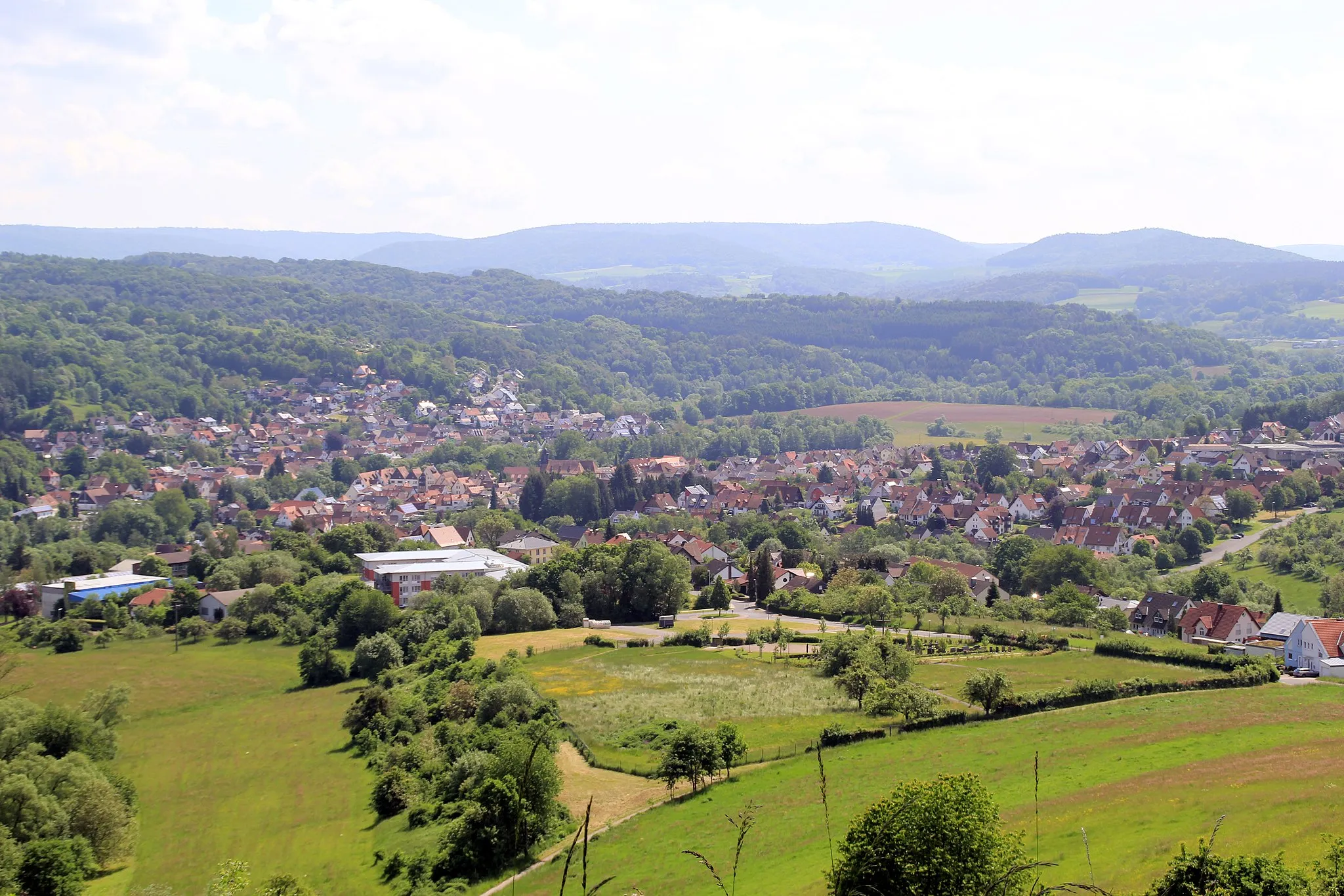 Photo showing: Mömbris und Mensengesäß vom Bauersberg aus gesehen