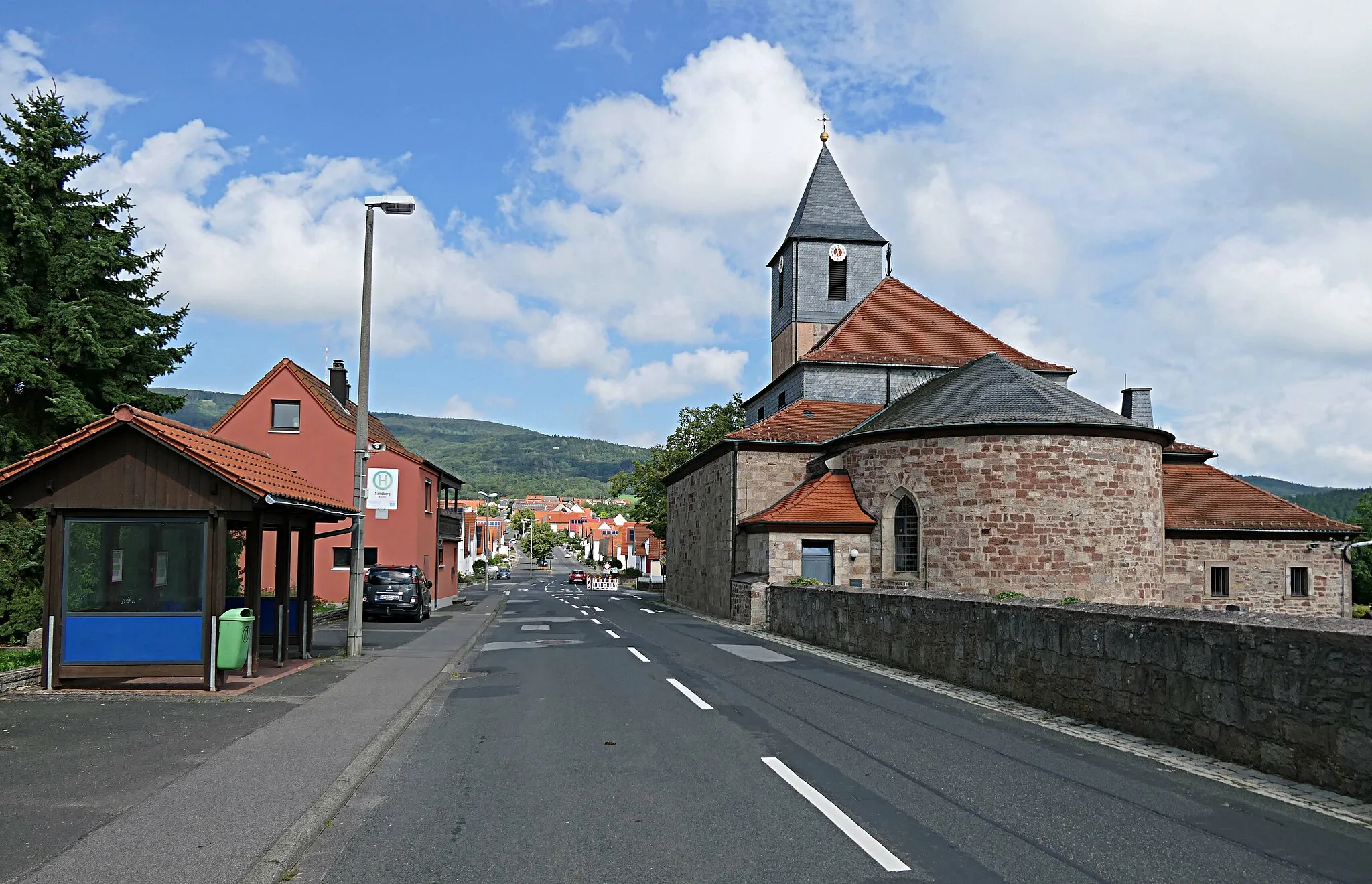 Photo showing: St. Michael in Sandberg, im Hintergrund der Kreuzberg