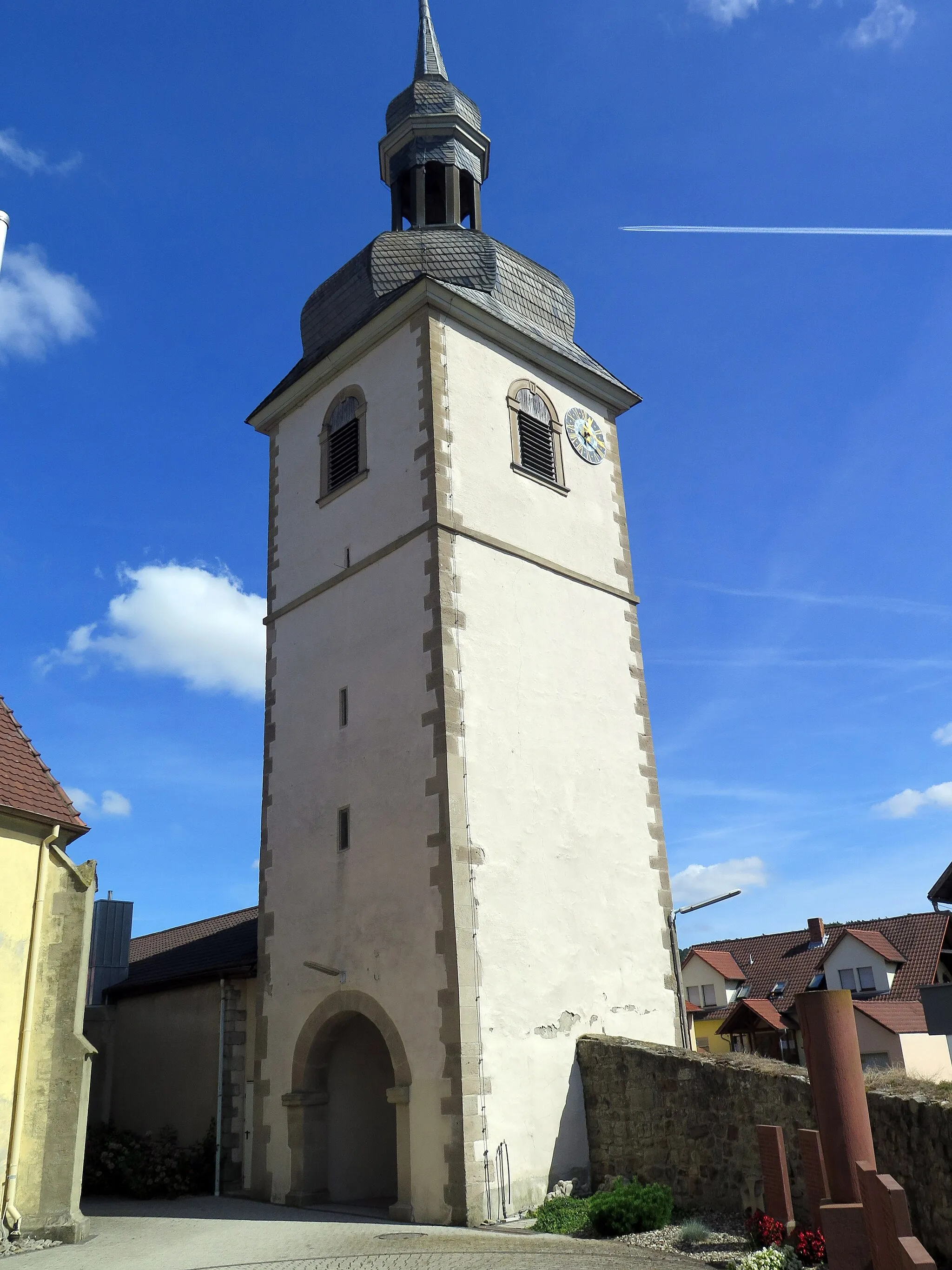Photo showing: Tor- und Glockenturm, massiv, mit Haubenlaterne, Inschrifttafel und Wappenstein, bezeichnet „1614“