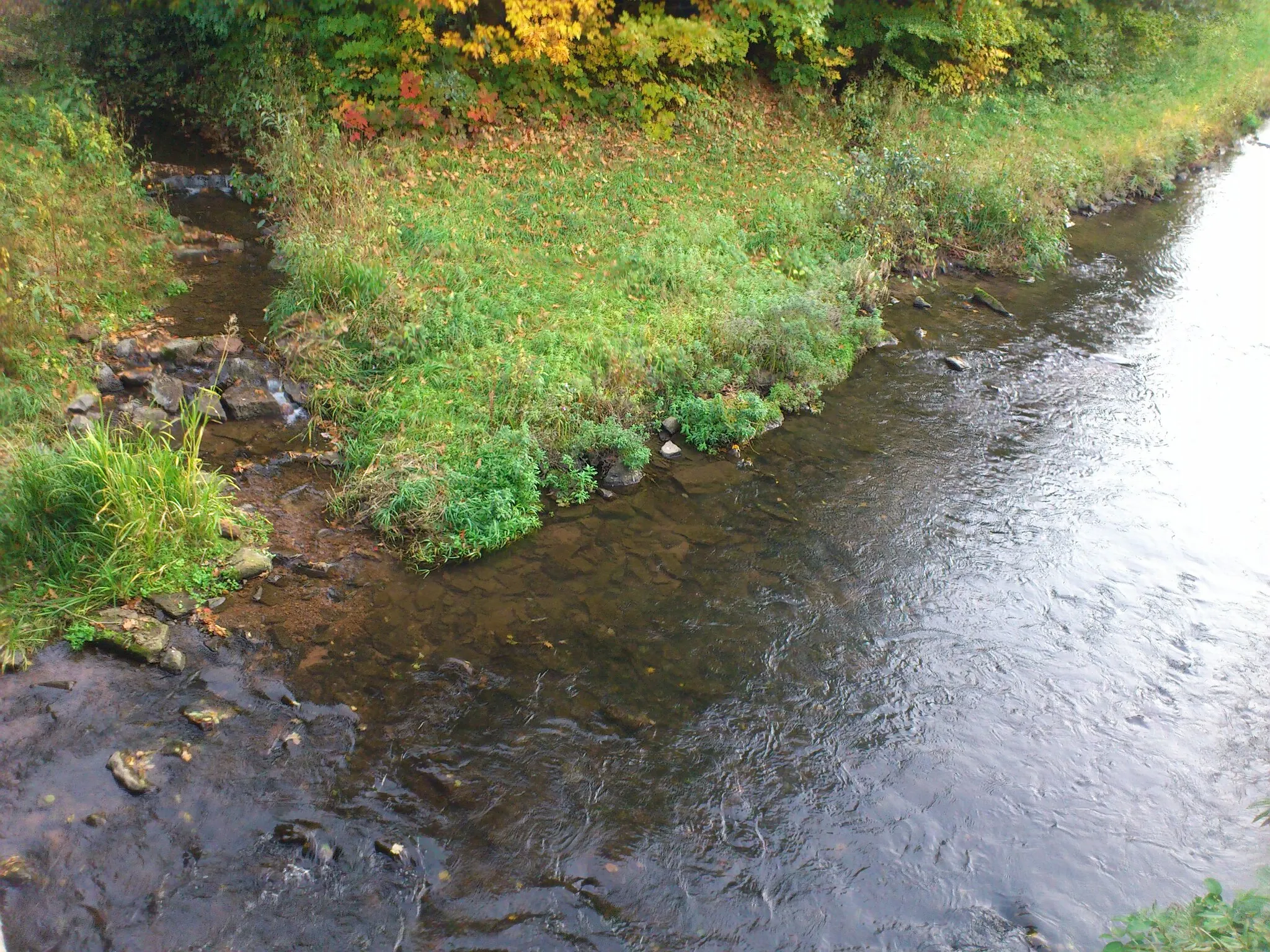 Photo showing: Der Weilbach (hinten) mündet in die Mud