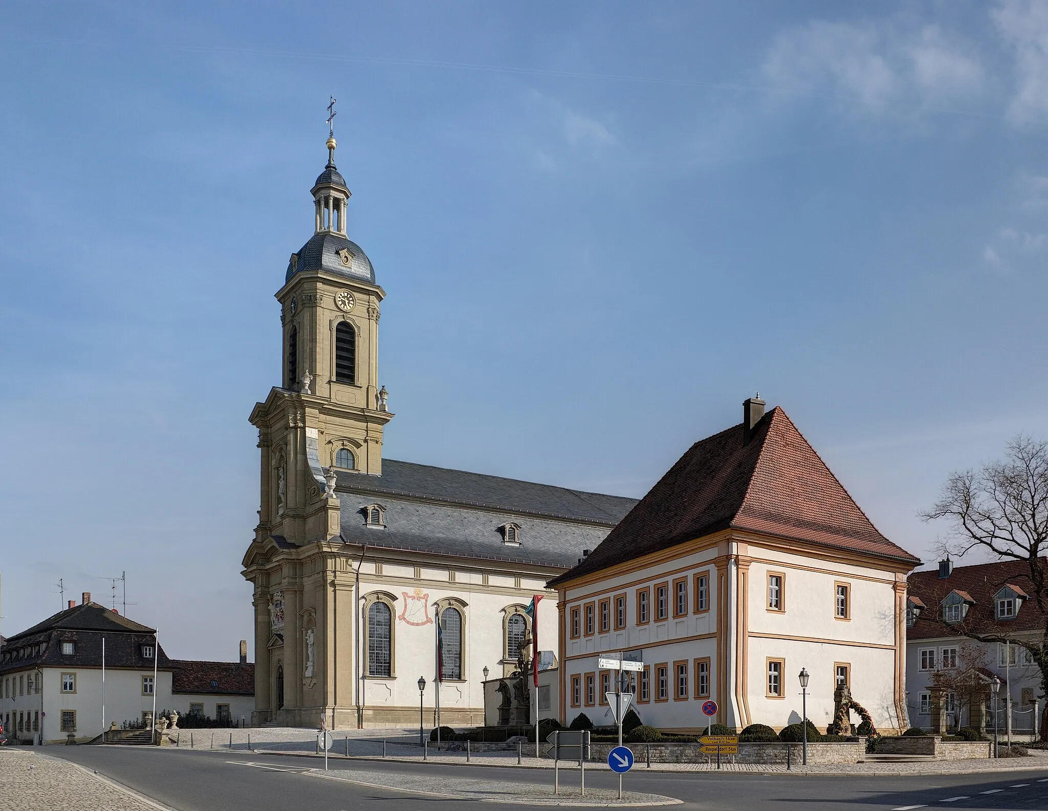 Photo showing: Germany, Wiesentheid, parish church St. Mauritius and manse