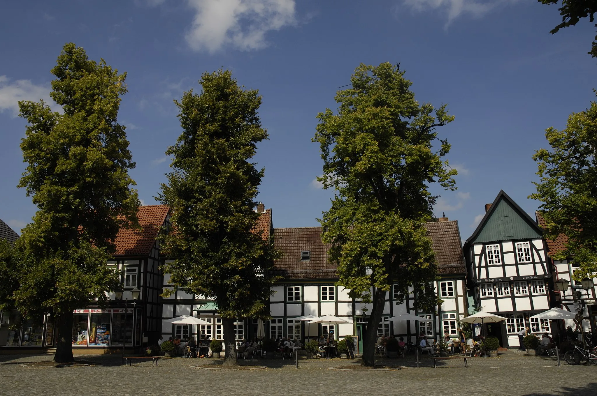 Photo showing: Ortsbildprägente Häuser am Kirchplatz in Bad Essen.