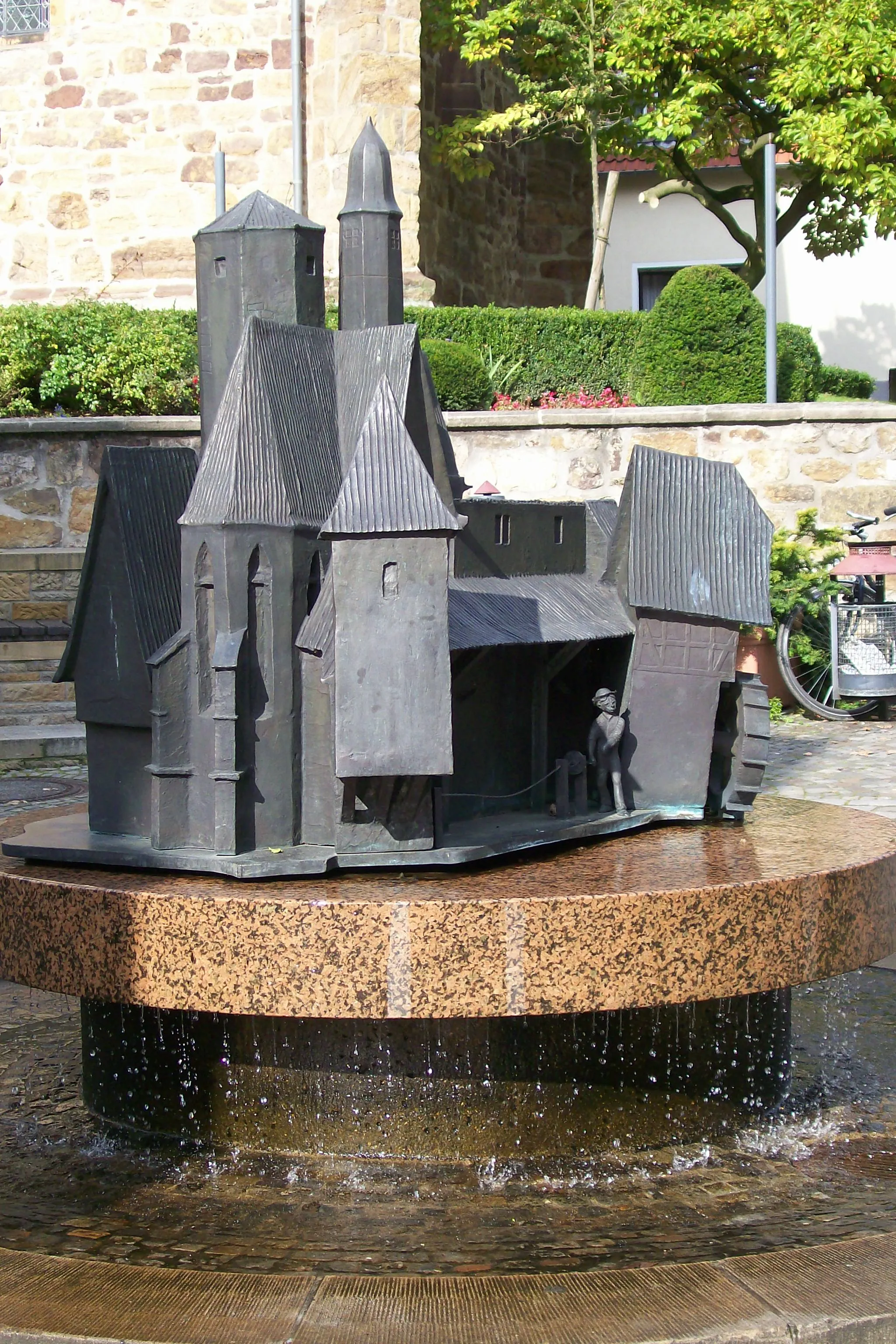 Photo showing: Handwerkerbrunnen in Bad Iburg, Niedersachsen, von dem Osnabrücker Künstler Hans Gerd, in der Großen Straße unterhalb der de:Fleckenskirche St. Nikolaus, am 4. April 1992 der Öffentlichkeit übergeben.