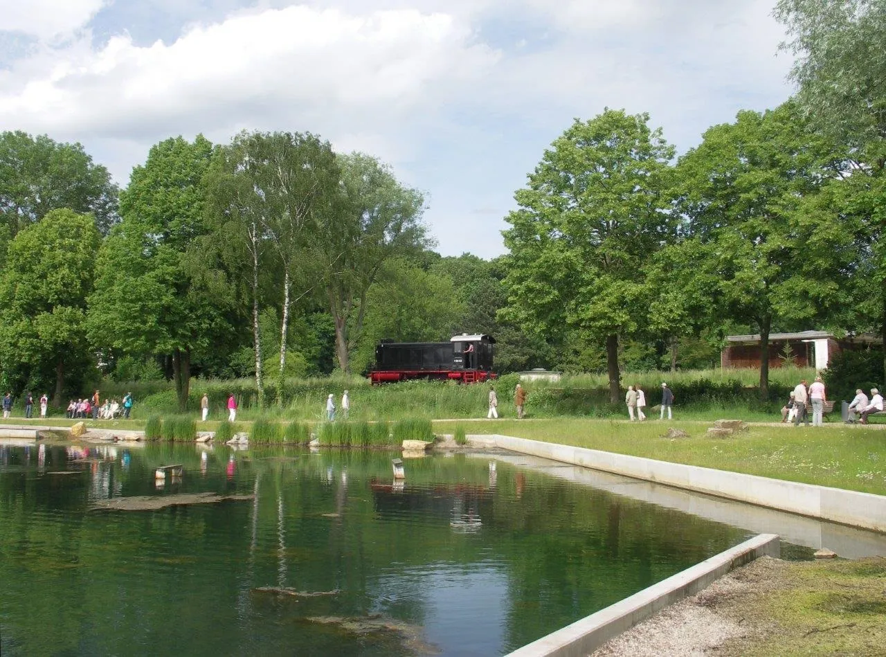 Photo showing: Kurpark mit Museumsbahn: Teuto-Express Diesellok V 36 412 am Glockensee (im Hintergrund das Gradierwerk) von Bad Laer