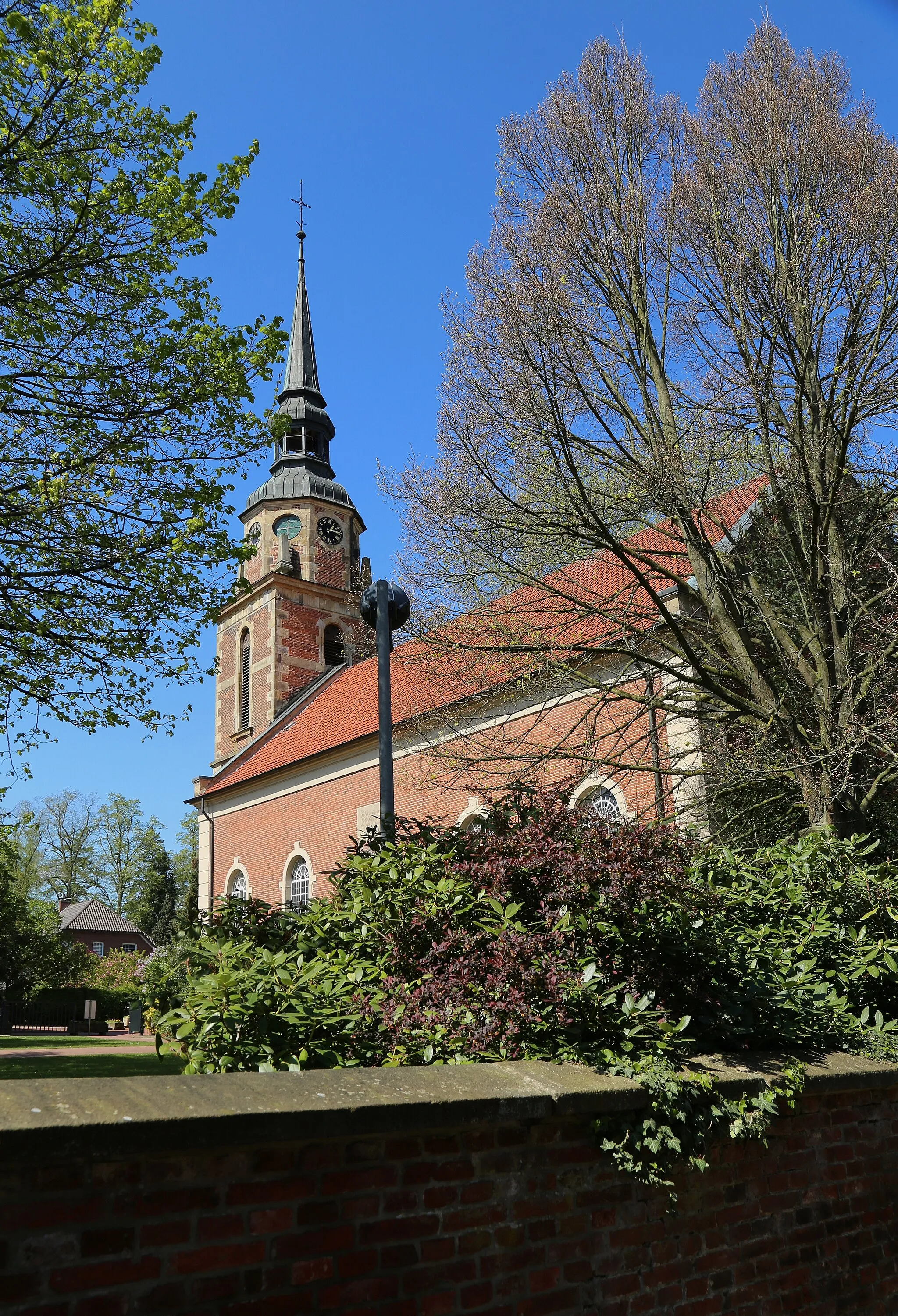 Photo showing: The Protestant Luther Church (Lutherkirche) in Berge, Samtgemeinde Fürstenau, Landkreis Osnabrück, Lower Saxony, Germany.