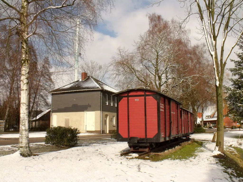 Photo showing: two freight cars in front of the former station in Berge (Lower Saxony) form a monument to the former narrow-gauge railway Lingen–Berge–Quakenbrück
