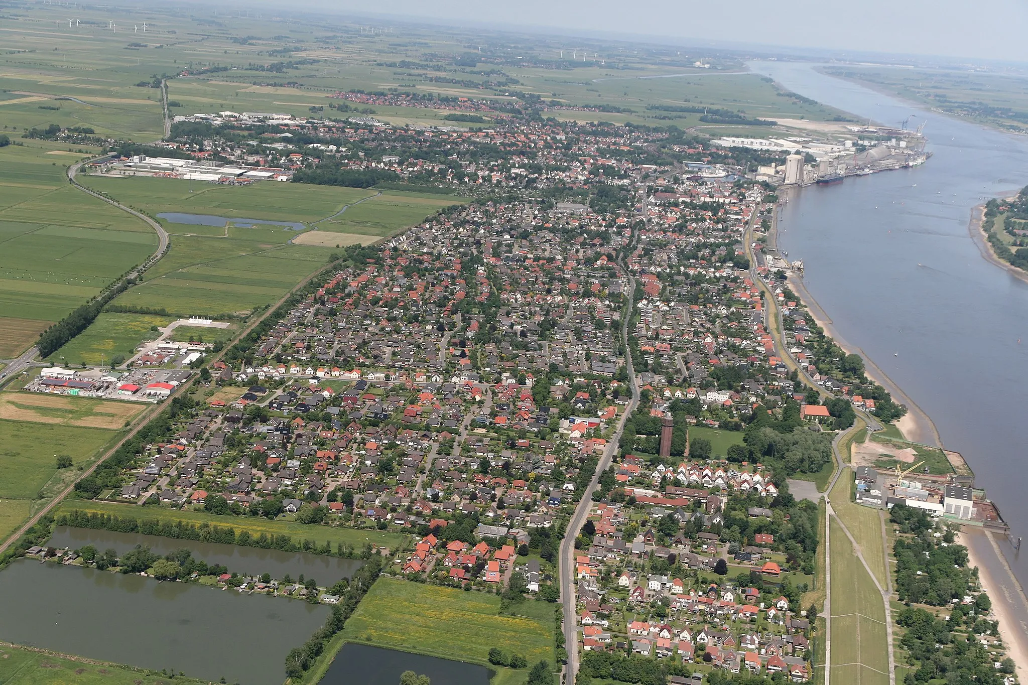 Photo showing: An aerial photograph of Brake (Unterweser).