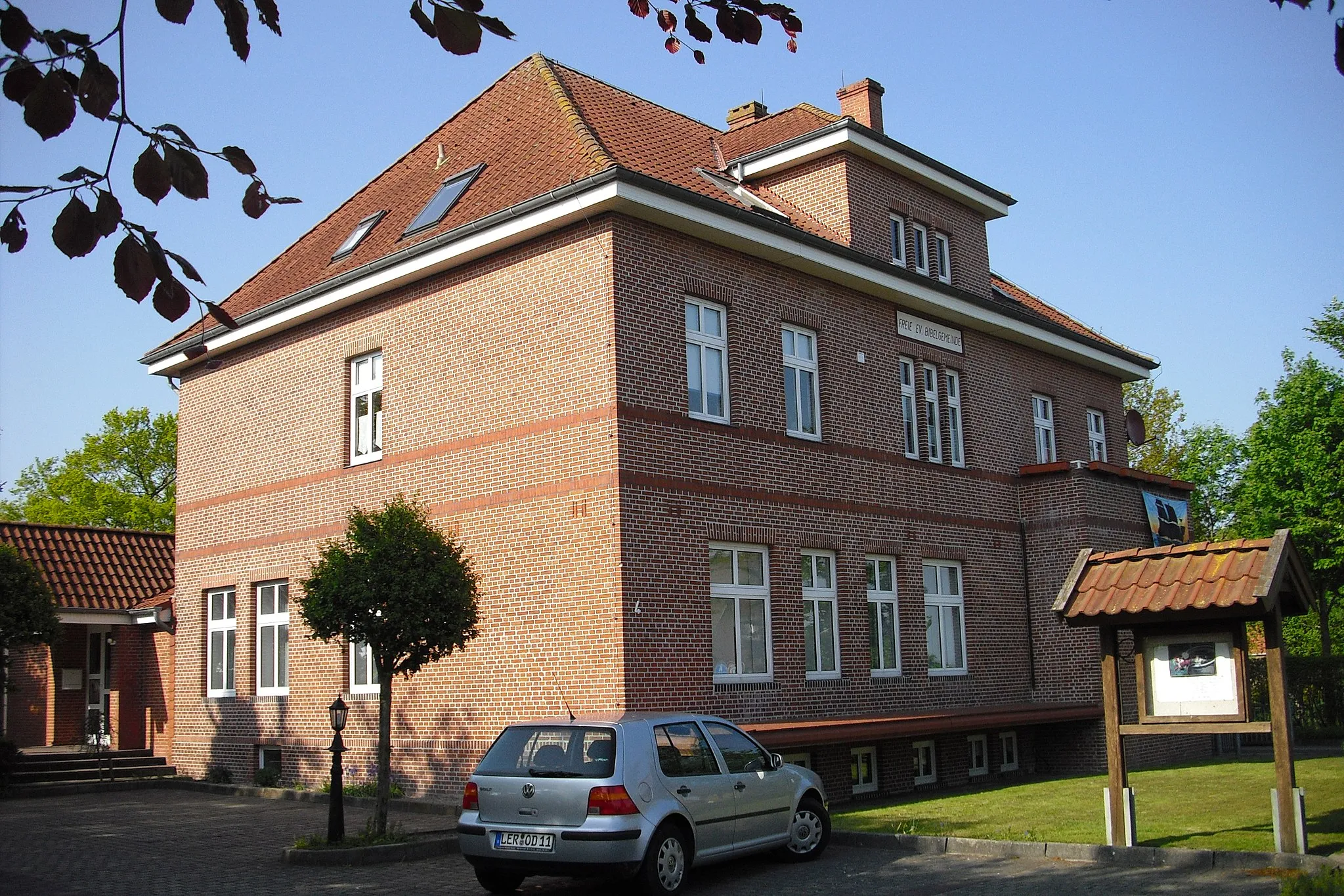 Photo showing: Gemeindezentrum der freikirchlichen Bibelgemeinde Boen (bei Wymeer / Ostfriesland)