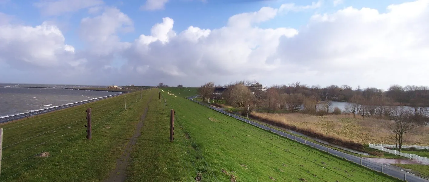 Photo showing: Sea dyke near Tossens in the district of Wesermarsch, Germany.