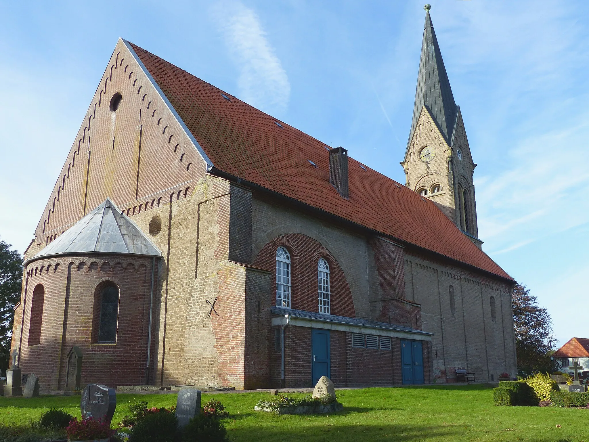 Photo showing: Laurentiuskirche in Langwarden von Nordosten, mit zugemauertem Bogen des abgetragenen Nordquerhauses