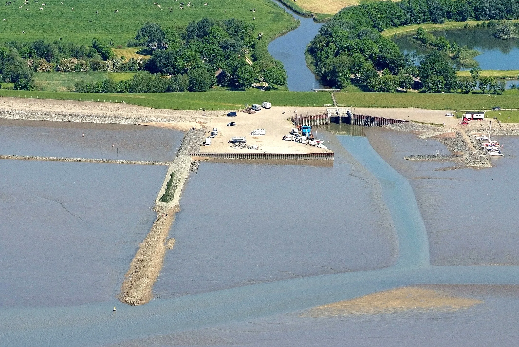 Photo showing: Eckwarder Siel und Sportboothafen Eckwarden
Fotoflug vom Flugplatz Nordholz-Spieka über Cuxhaven und Wilhelmshaven