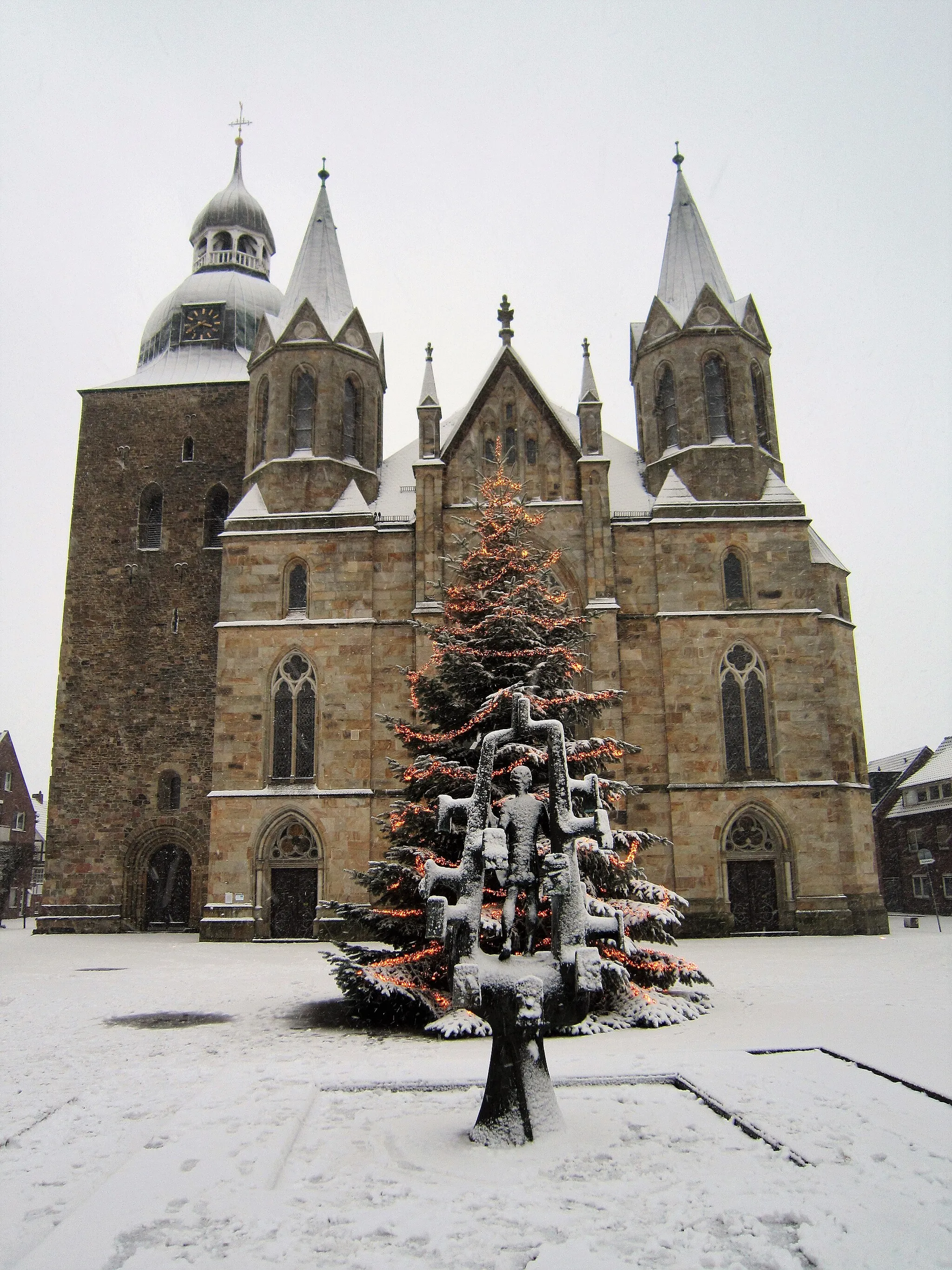 Photo showing: Viktorbrunnen, Weihnachtsbaum und Kirche St. Viktor in Damme