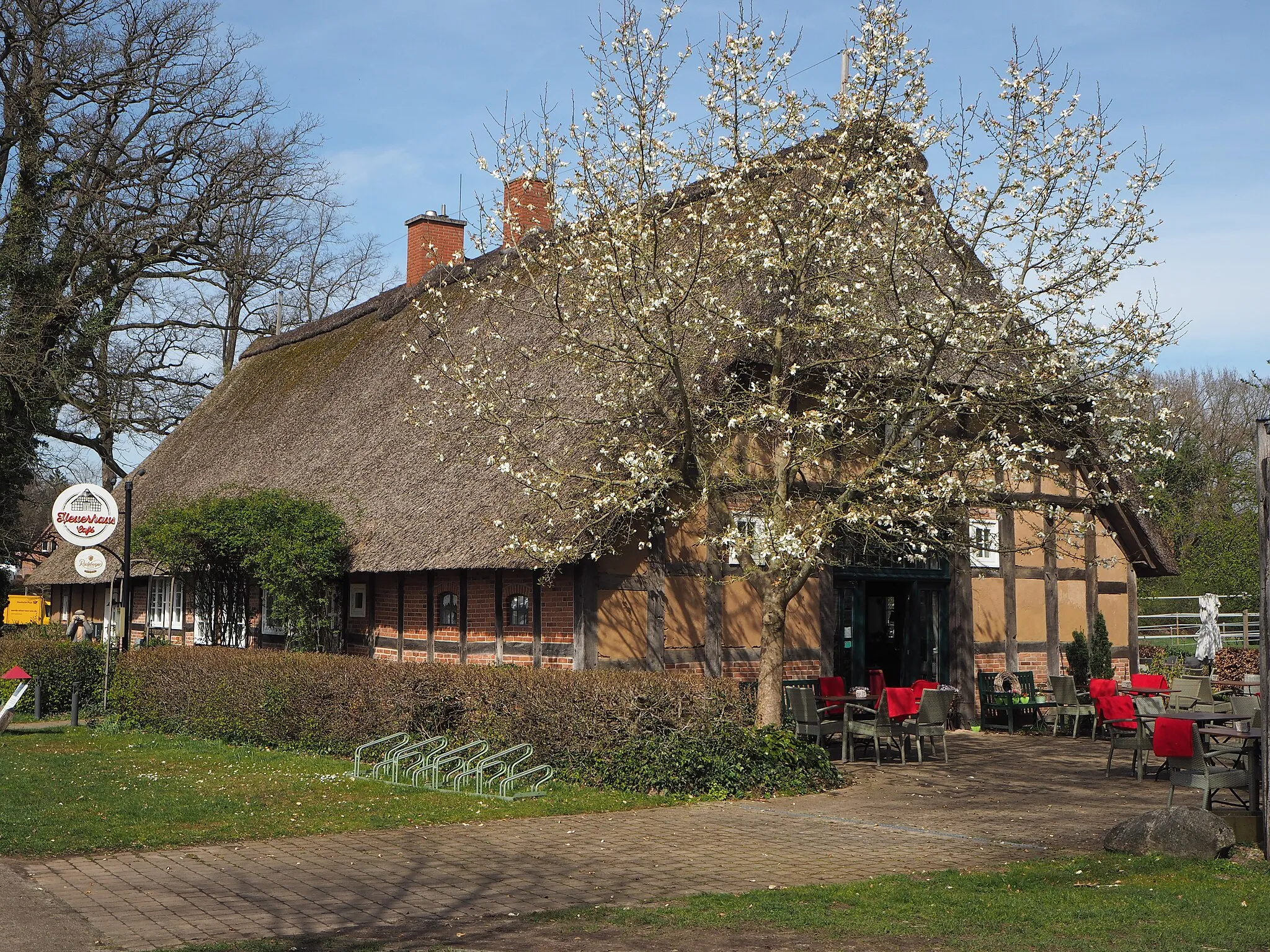 Photo showing: 27801 Dötlingen - Rittrumer Kirchweg 2 - Doppel-Heuerhaus