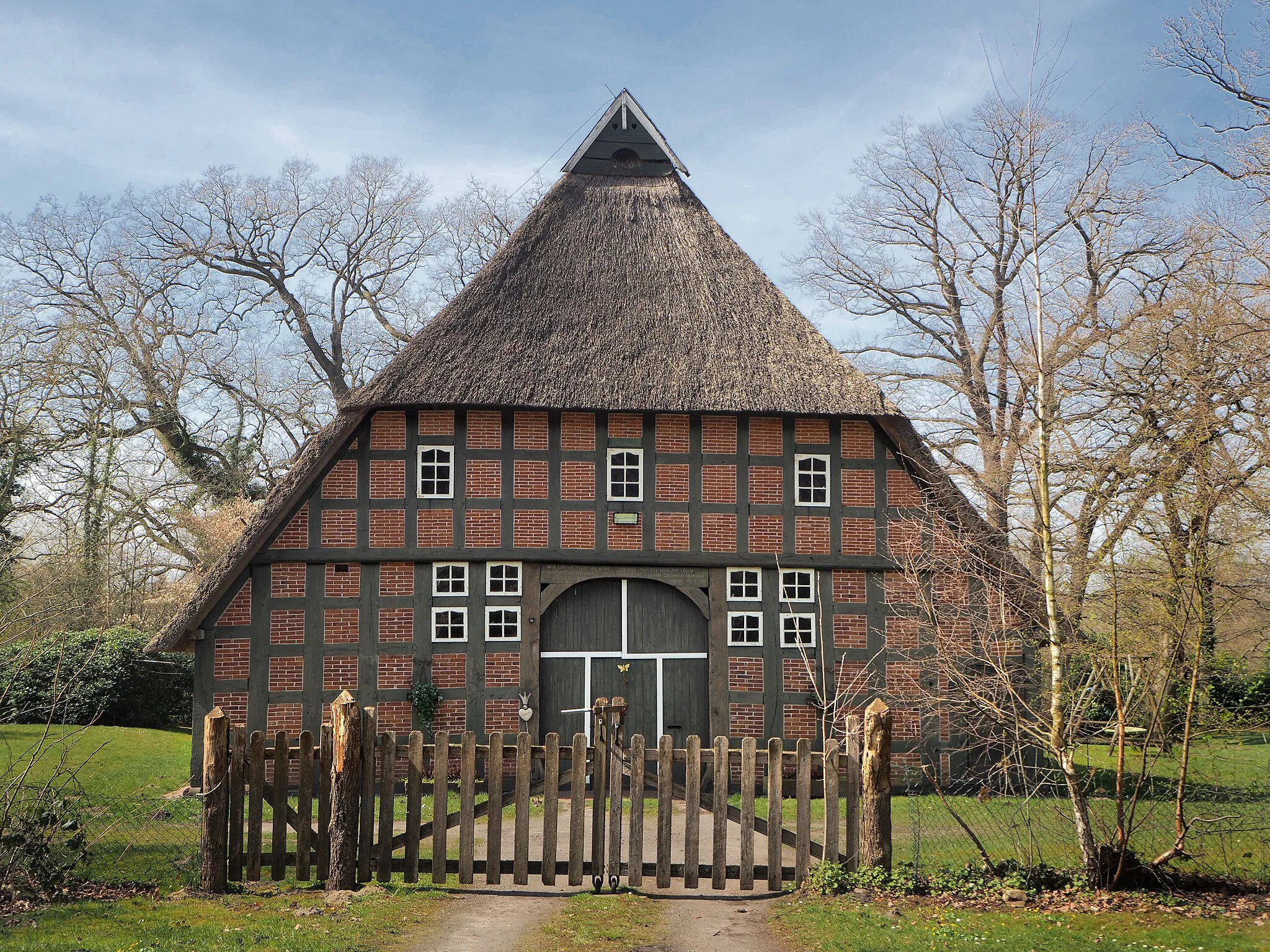 Photo showing: 27801 Dötlingen, Dorfring 35, Fachhallenhaus mit Halbwalm