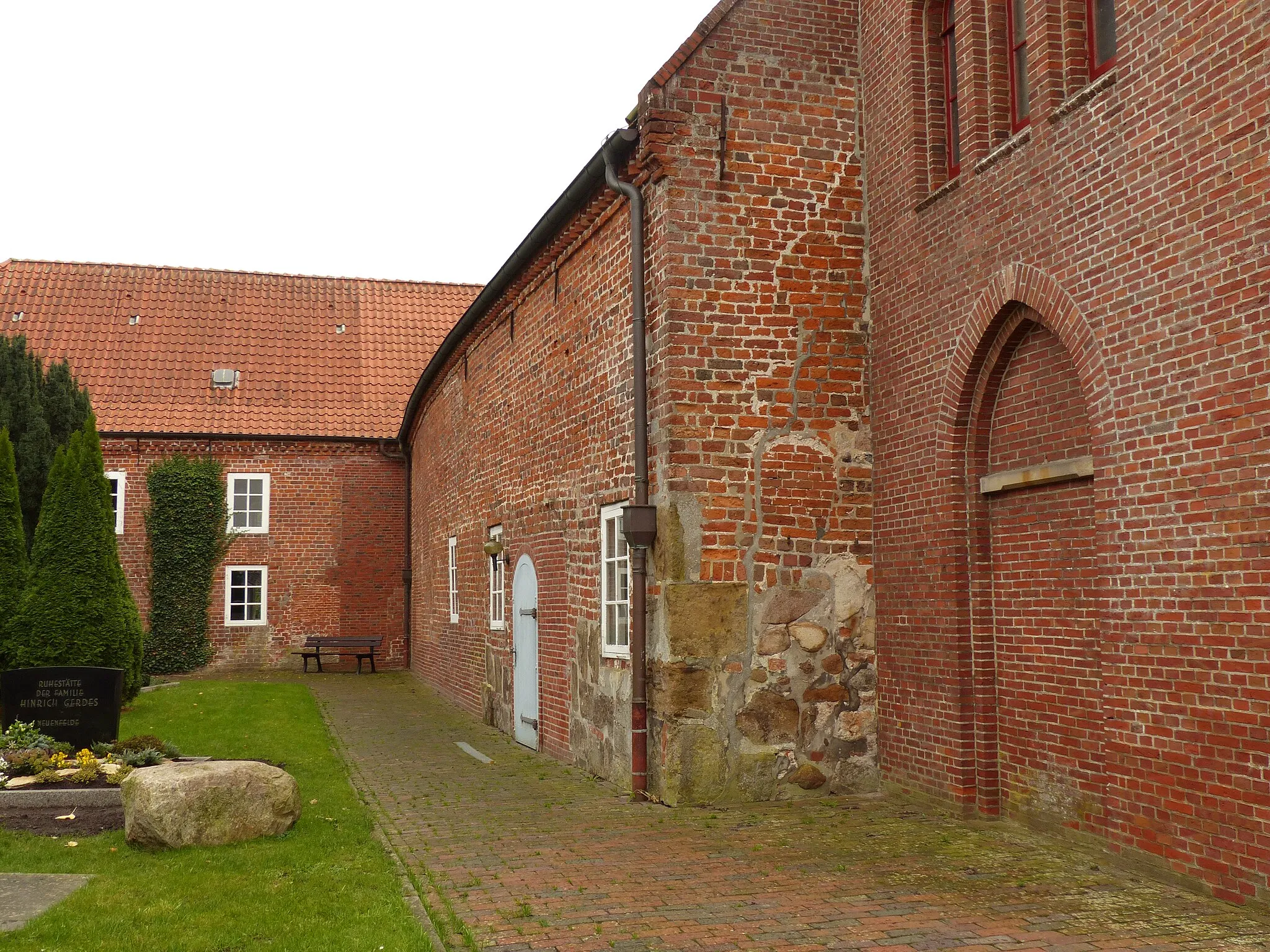 Photo showing: St.-Nicolai-Kirche in Elsfleth: rechtgs Nordseite von Turm und Westflügel (altes Schiff), hinten Ostflügel (neues Schiff) von Westen