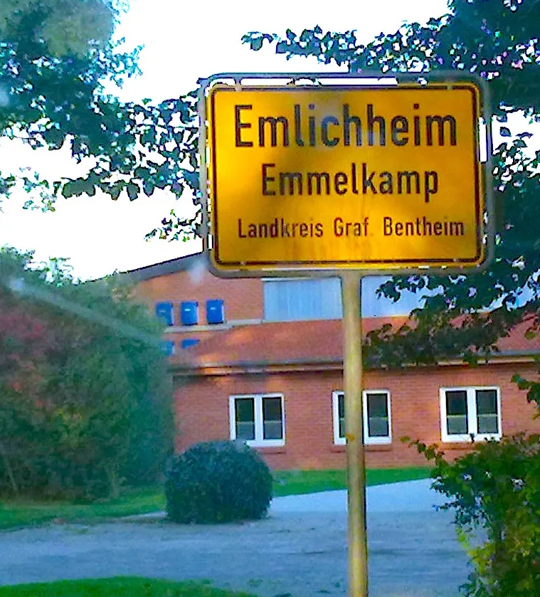 Photo showing: Deutsch/niederdeutsches Ortsschild in Emlichheim (niederdeutsch Emmelkamp)