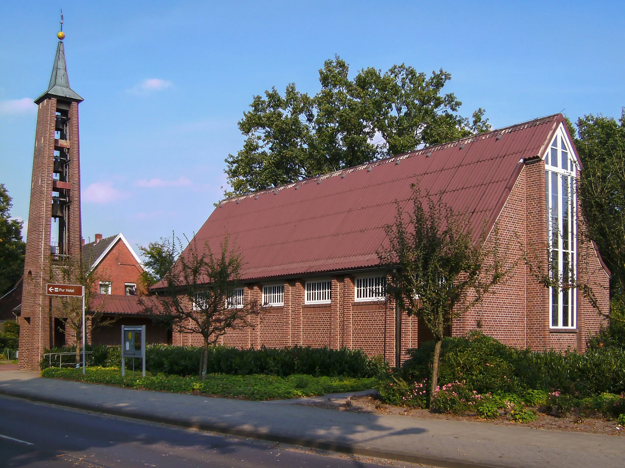 Photo showing: The Evangelical Lutheran Peace Church in Emlichheim, Lower Saxony, Germany, is owned and used by a congregation within Evangelical Lutheran State Church of Hanover.
