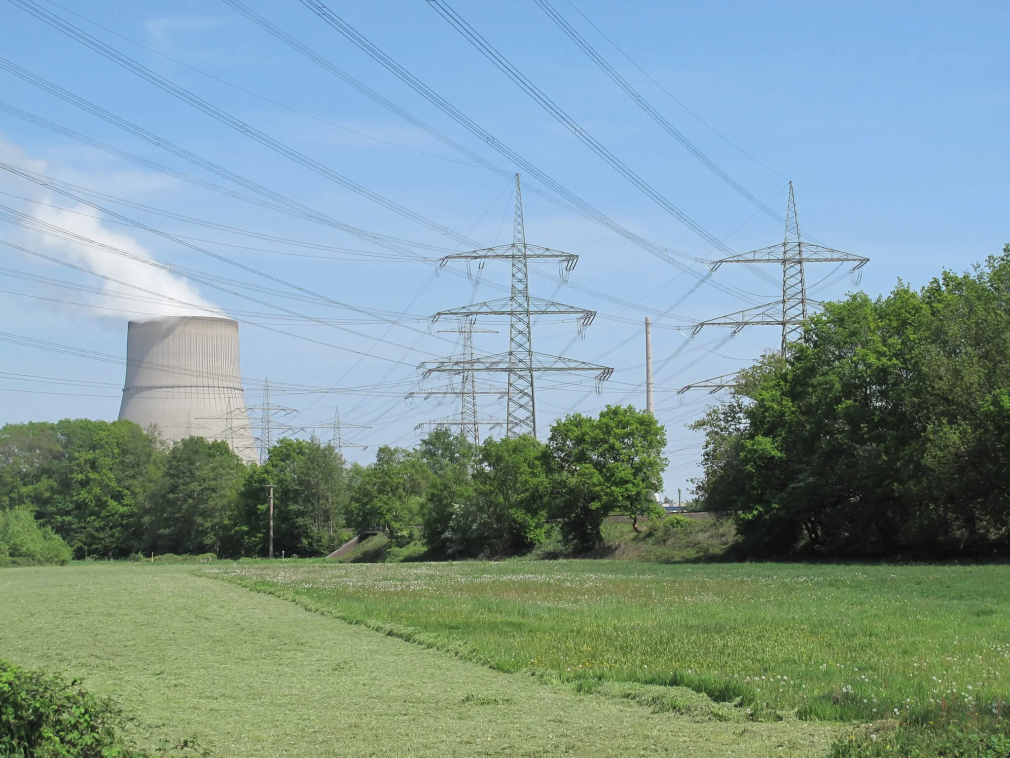 Photo showing: View from Elbergen (Emsbüren) to the cooling tower of Emsland NPP (Lingen)