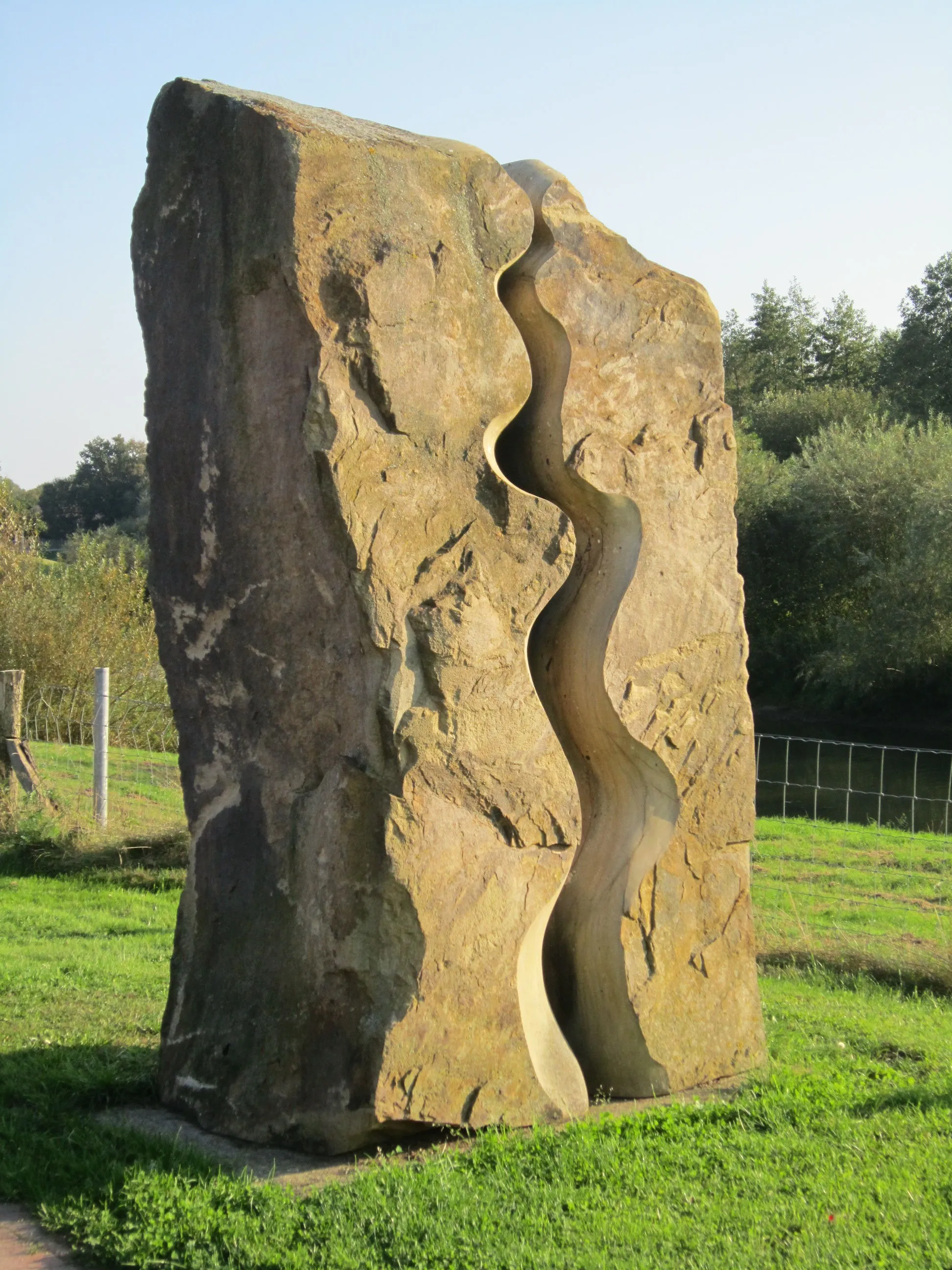 Photo showing: Sculpture "im fluss" ("in the river" or "flowing") on the bank of the Lager Hase near Essen in Oldenburg by Regine Meyer zu Strohe