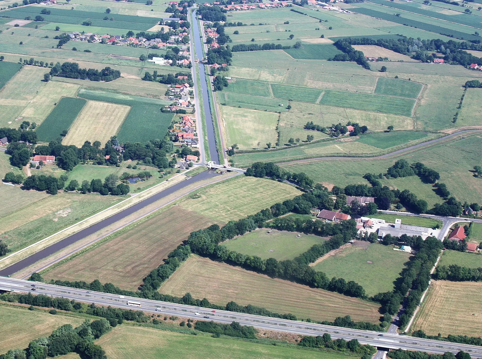 Photo showing: Luftaufnahme; Flug von  Westerstede nach Leer; Flughöhe 1500 ft; Juli 2010; Originalfoto bearbeitet: Tonwertkorrektur und Bild geschärft mit Hochpassfilter