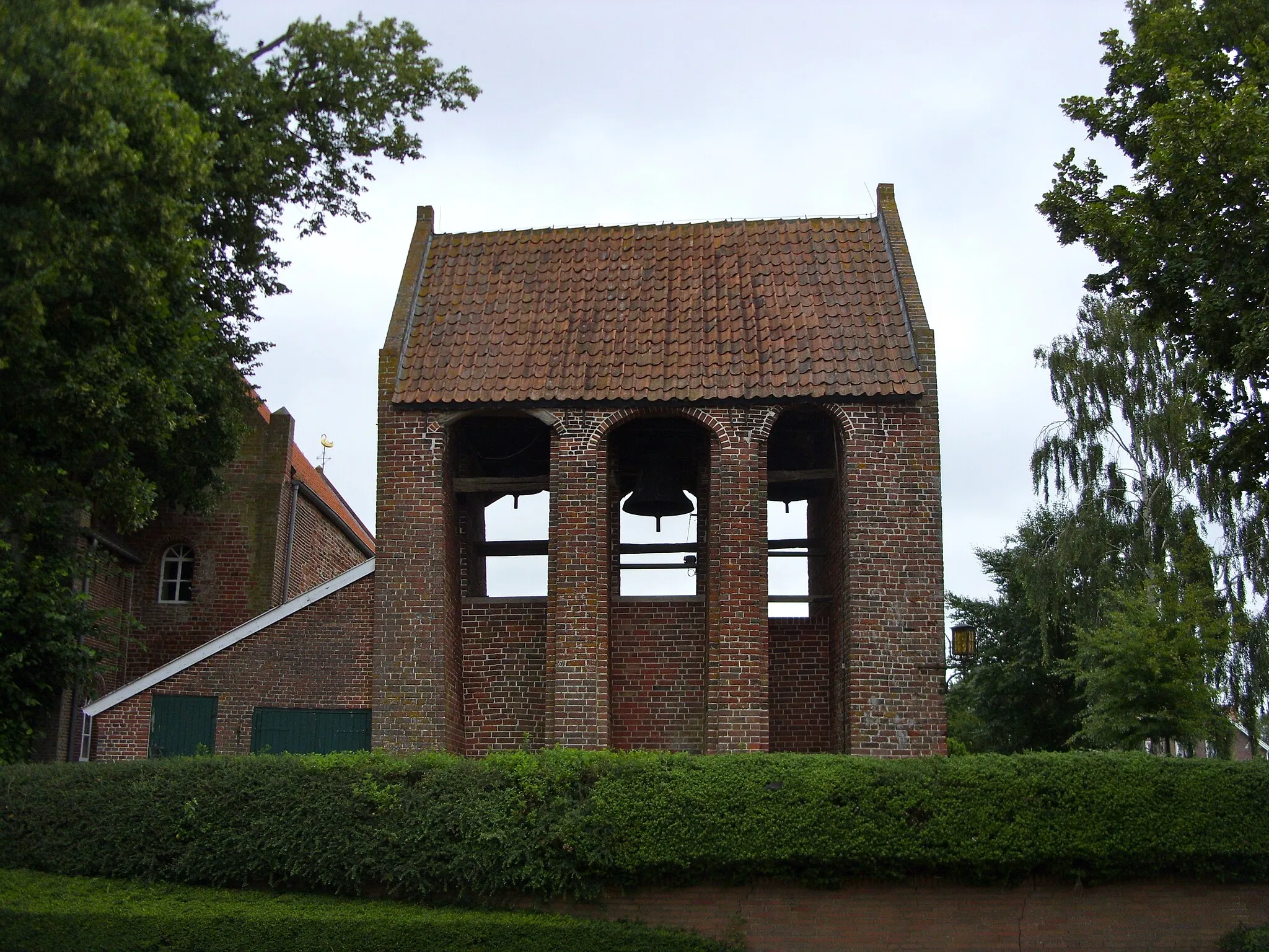 Photo showing: Filsum, Ostfriesland, Glockenturm der Kirche.