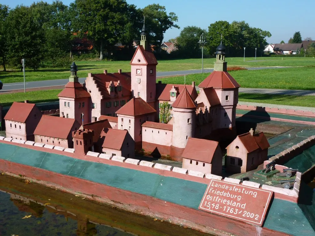 Photo showing: Modell der ehemaligen "Burg Friedeburg" in Friedeburg, Wieseder Str.