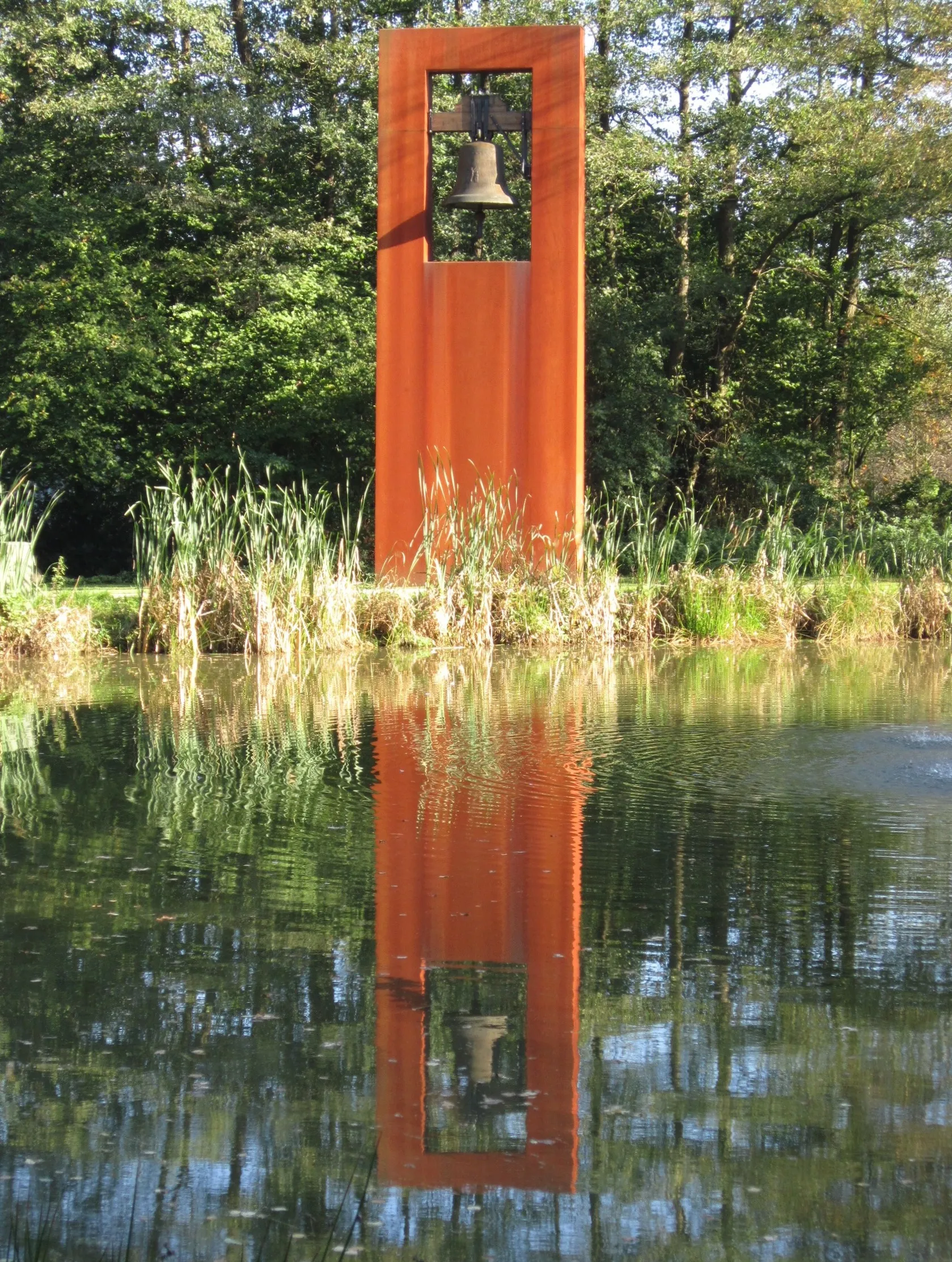 Photo showing: Friedensglocke im Stadtpark Friesoythe