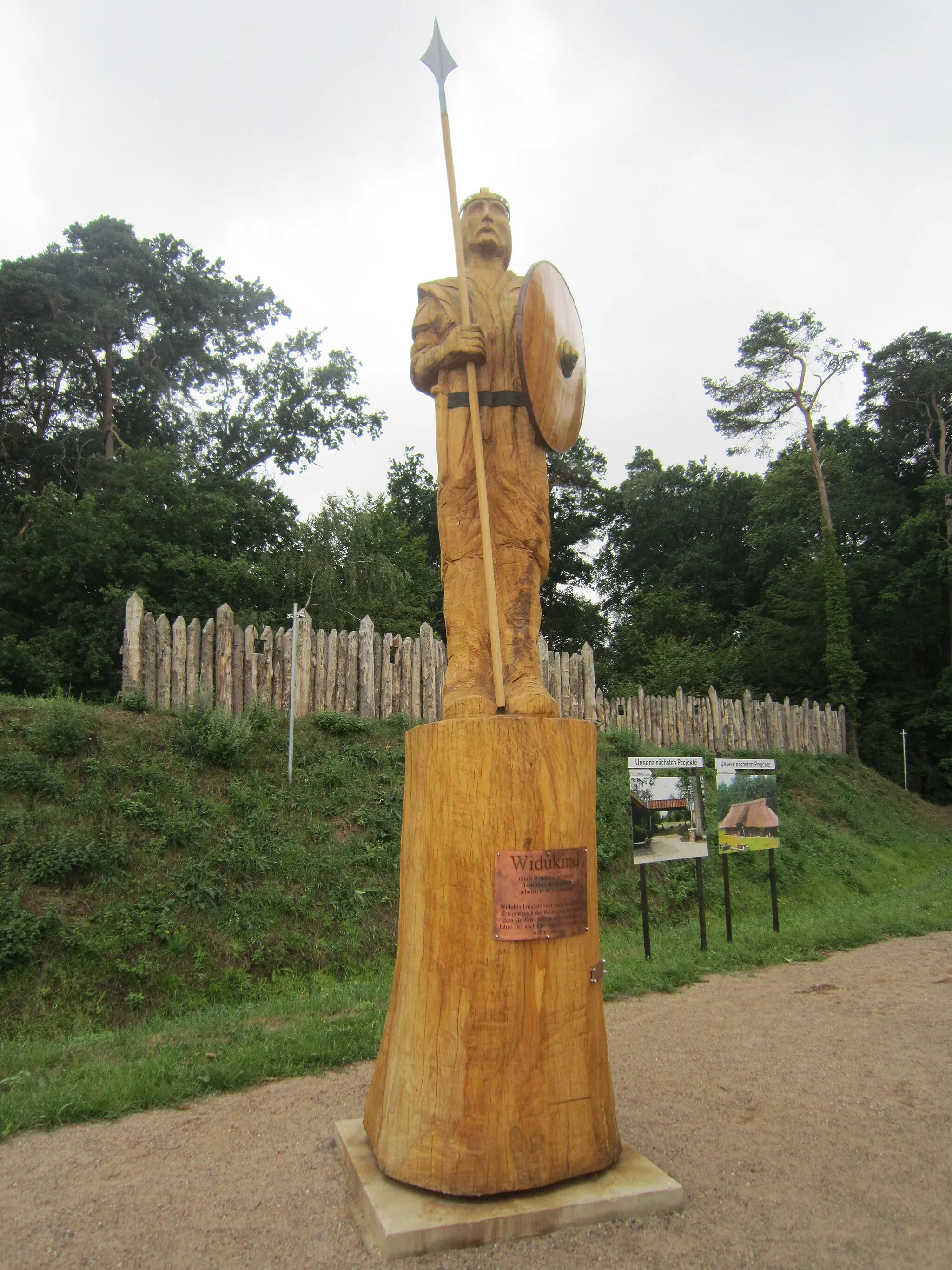 Photo showing: Widukind-Skulptur von Uwe Oswald, aufgestellt im August 2019 vor der Rekonstruktion der Arkeburg (in der Gemeinde Goldenstedt im niedersächsischen Landkreis Vechta)