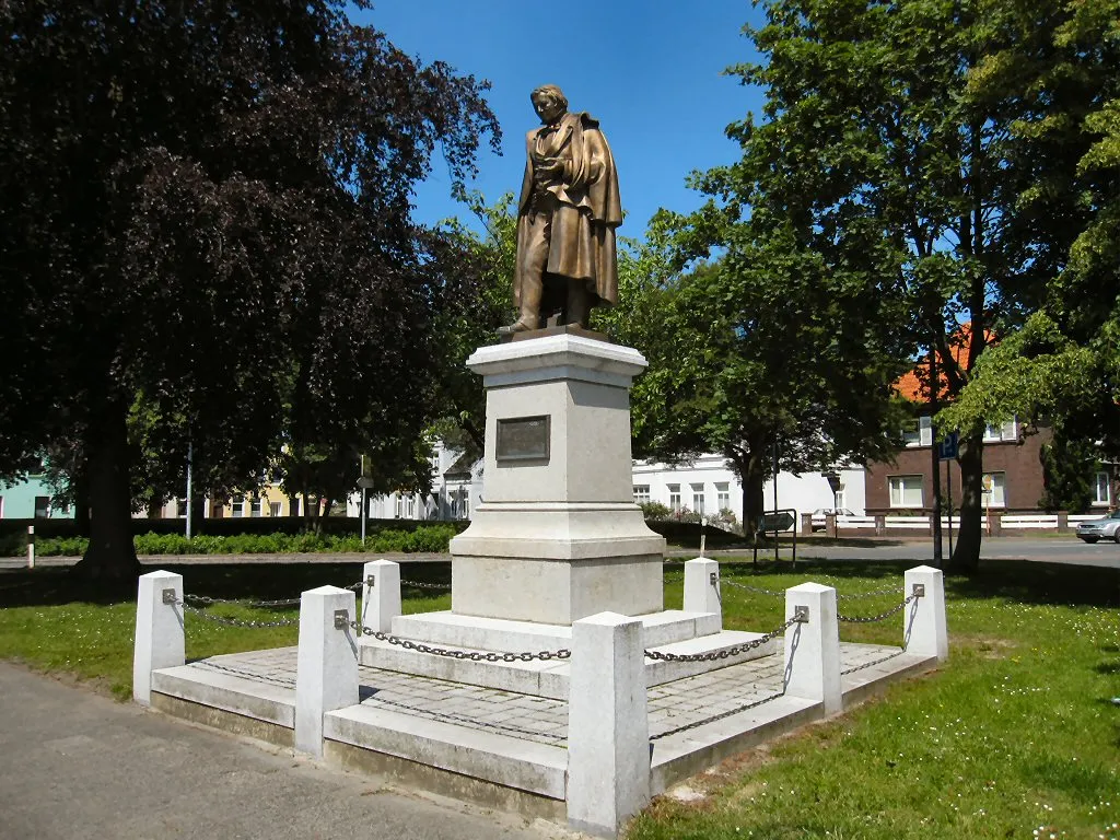 Photo showing: Eilhard Mitscherlich Denkmal in Jever