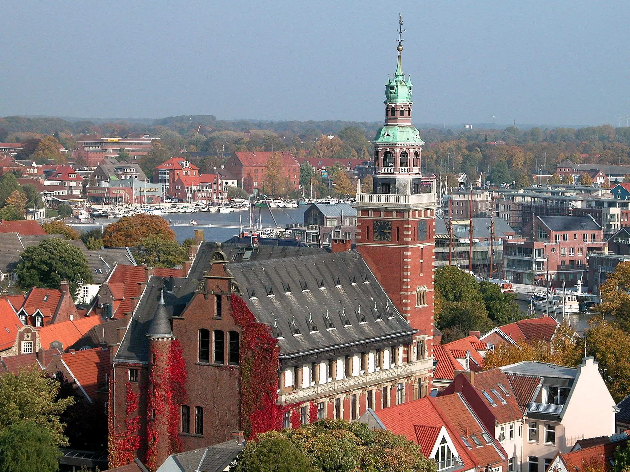 Photo showing: Leeraner Rathaus mit Hafen im Hintergrund.