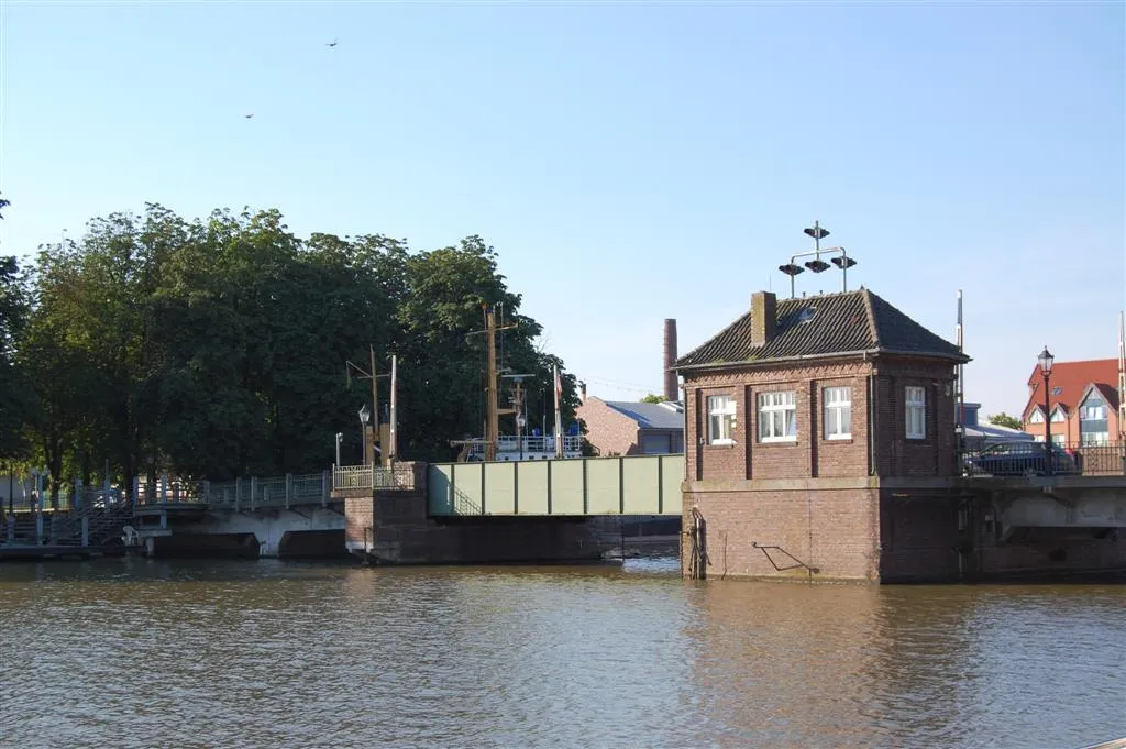 Photo showing: De stadsbrug over de jachthaven in het centrum van Leer.