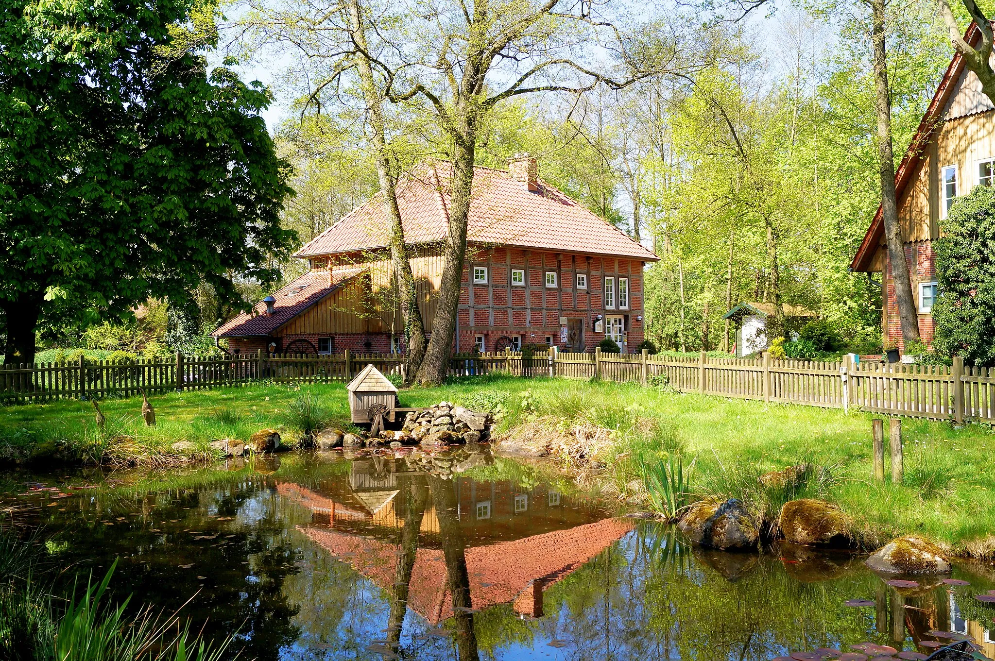 Photo showing: Das Bild zeigt die Alte Wassermühle mit Gastbetrieb im Zentrum des Gutes Duderstadt. Rechts sieht man das wieder errichtete Backhaus, das auf den Fundamenten eines Flügels des ehemaligen Herrenhauses steht. Im Vordergrund befindet sich der obere Mühlenteich.