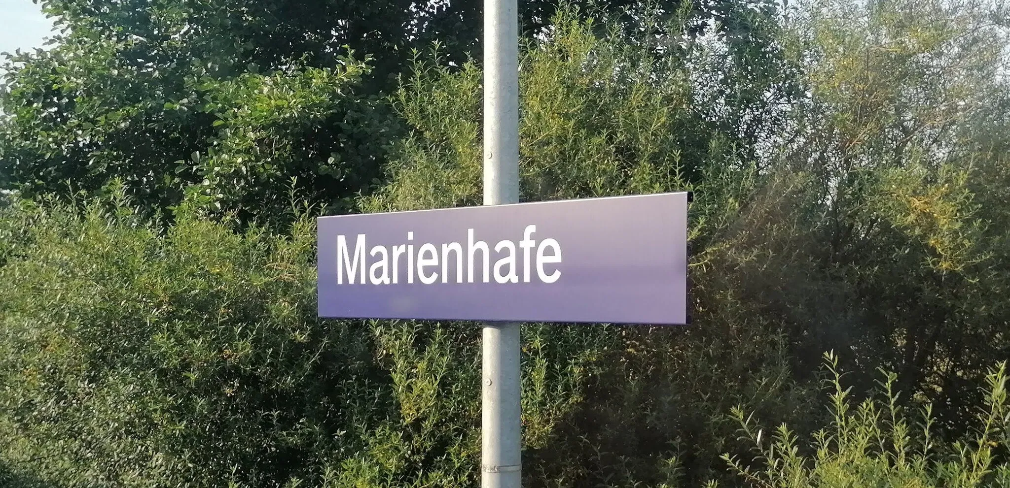 Photo showing: Bahnhofsschild Marienhafe, 
Taken on 25 July 2019