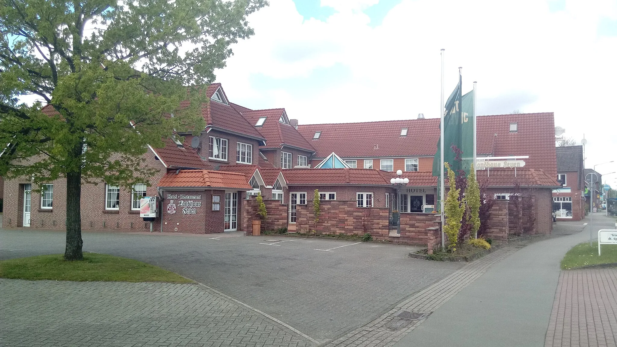 Photo showing: A local restaurant and hotel in the East-Frisian village of Mittegroßefehn, Lower-Saxony.