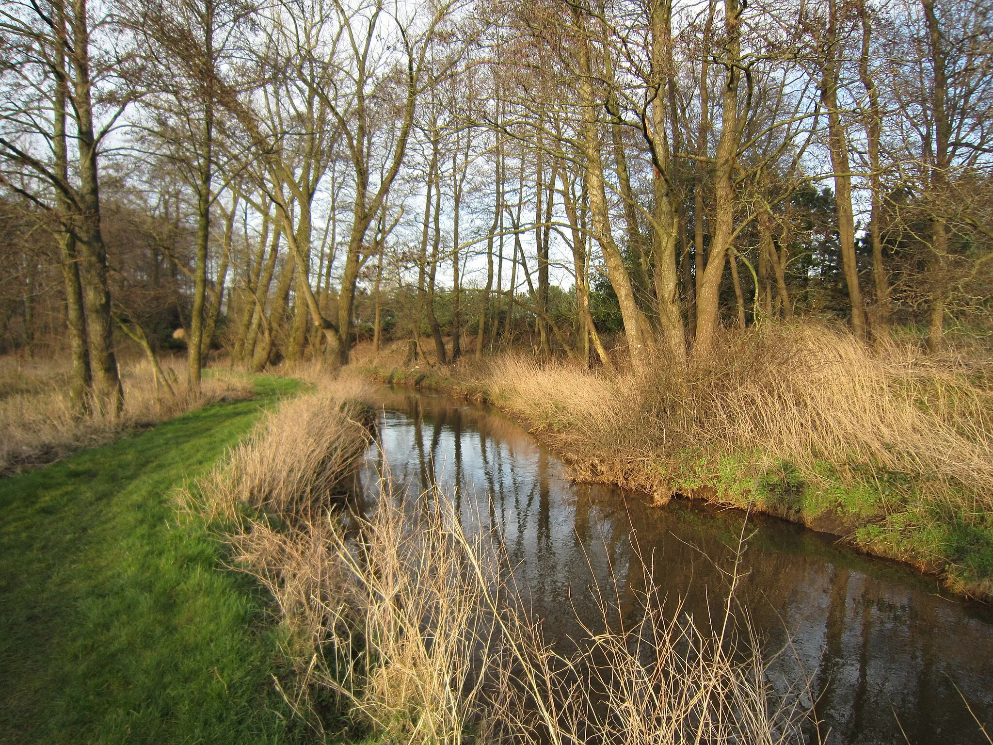 Photo showing: River Soeste near Stedingsmuehlen Manour, accompanied by the "Geestweg" (hiking-trail from Meppen to Bremen)