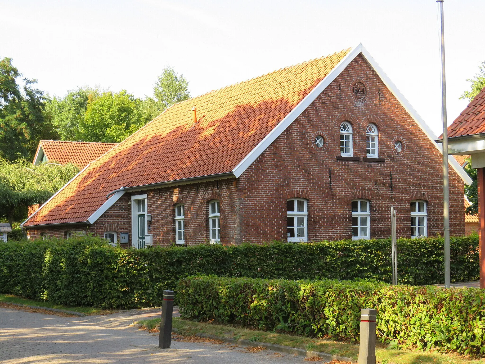 Photo showing: Altes Lehrerhaus in Stiekelkamperfehn (Neukamperfehhn), Schulstraße 13; heute als Dorfgemeinschaftshaus genutzt.