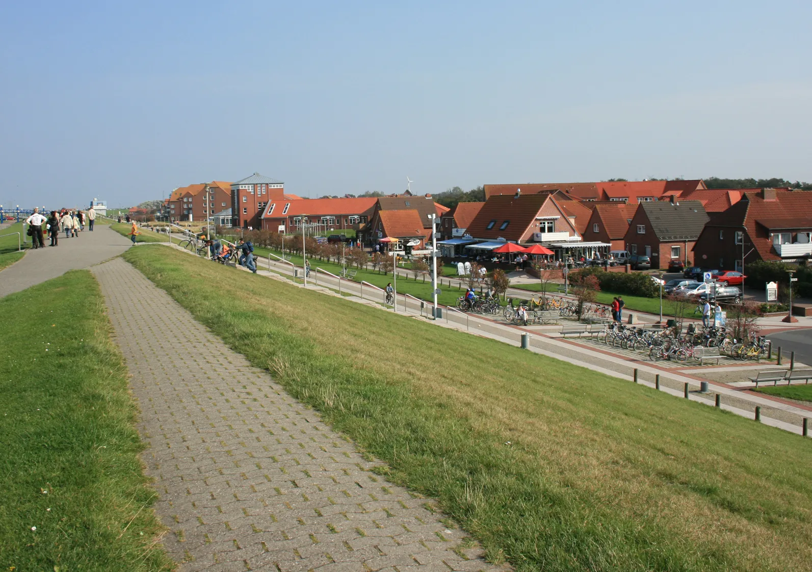 Photo showing: Häuser von Norddeich - Blick vom Deich auf den Ort im Jahr 2007