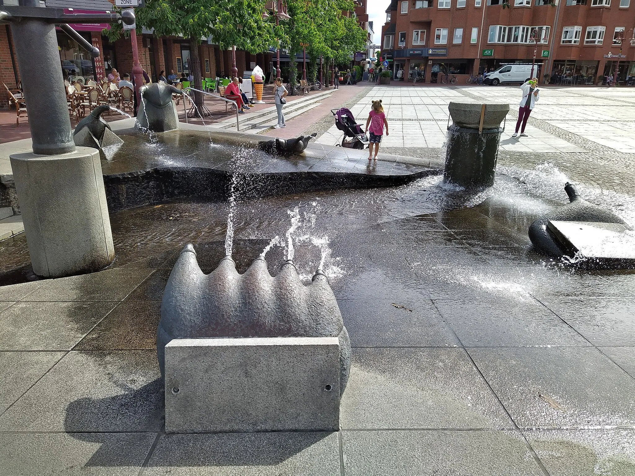 Photo showing: Brunnen "Wasser und Deich" von Diether Heisig auf dem Marktplatz in Nordenham