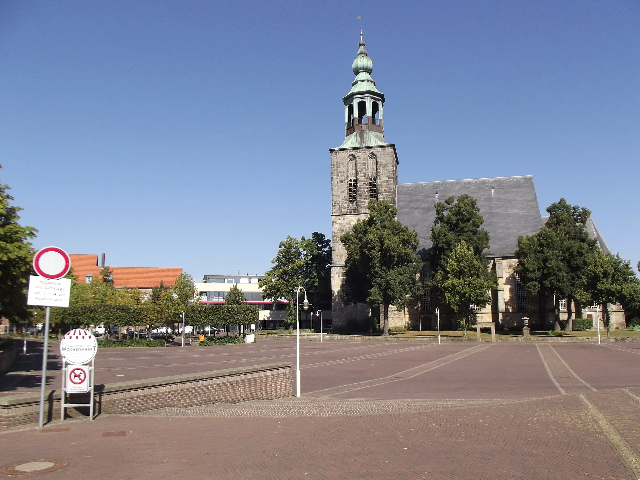 Photo showing: Outside market hours, quite early in the morning