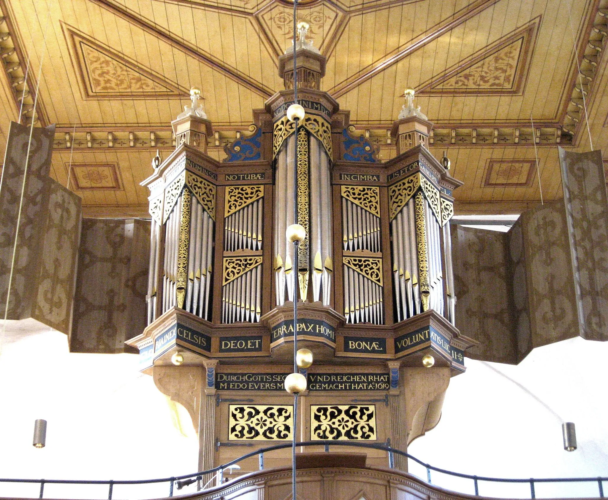 Photo showing: The pipe organ in the Evangelical Lutheran Church in Osteel (East Frisia), Lower Saxony, Germany.