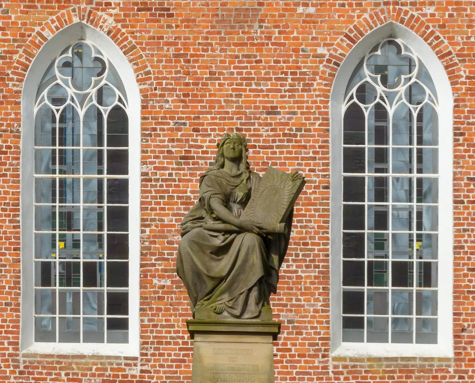 Photo showing: Monument ocommemorating David and Johan Fabricius in the churchyard of Osteel. Inscription: "DEM ANDENKEN / VON / DAVID UND JOHANN / FABRICIUS".