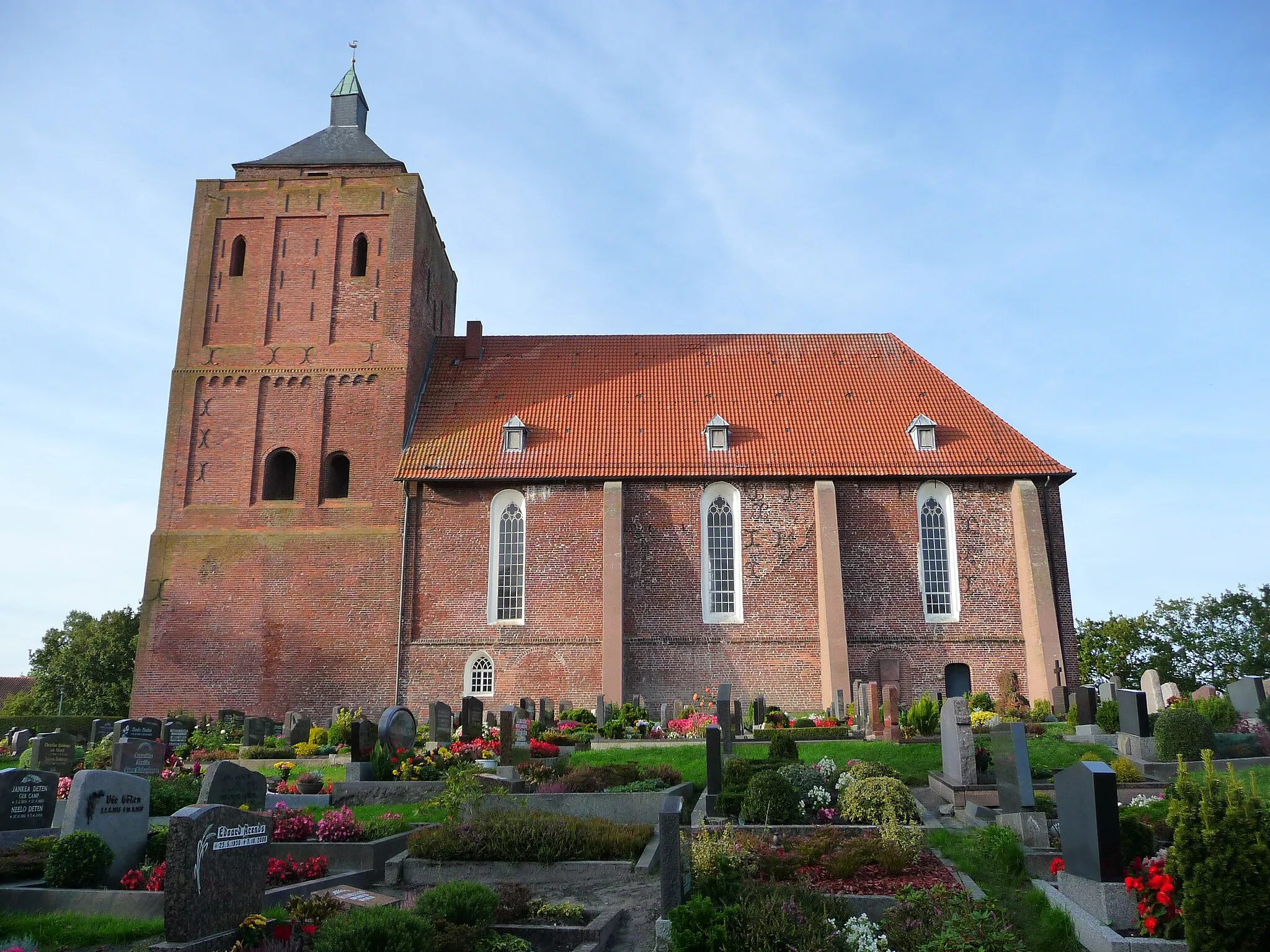 Photo showing: Seitenansicht der evangelisch-lutherischen Kirche Warnfried in der Gemeinde Osteel (Samtgemeinde Brookmerland, Landkreis Aurich, Ostfriesland, Niedersachsen, Deutschland)