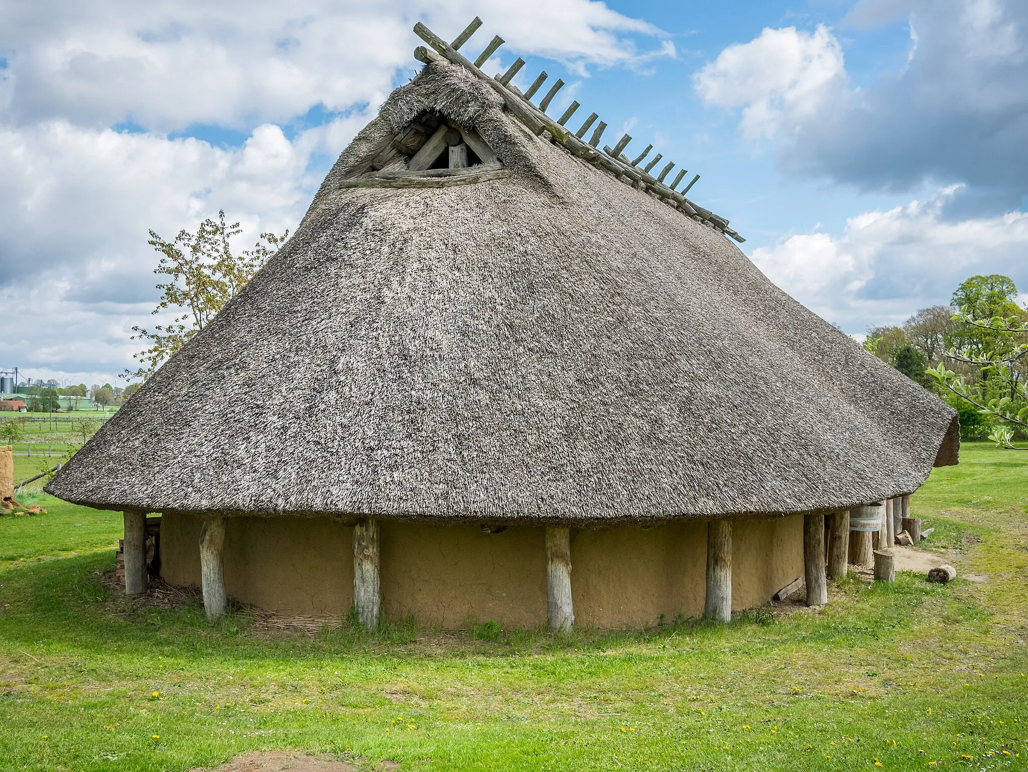 Photo showing: Iron age building in Darpvenne. Ostercappeln, Lower Saxony, Germany