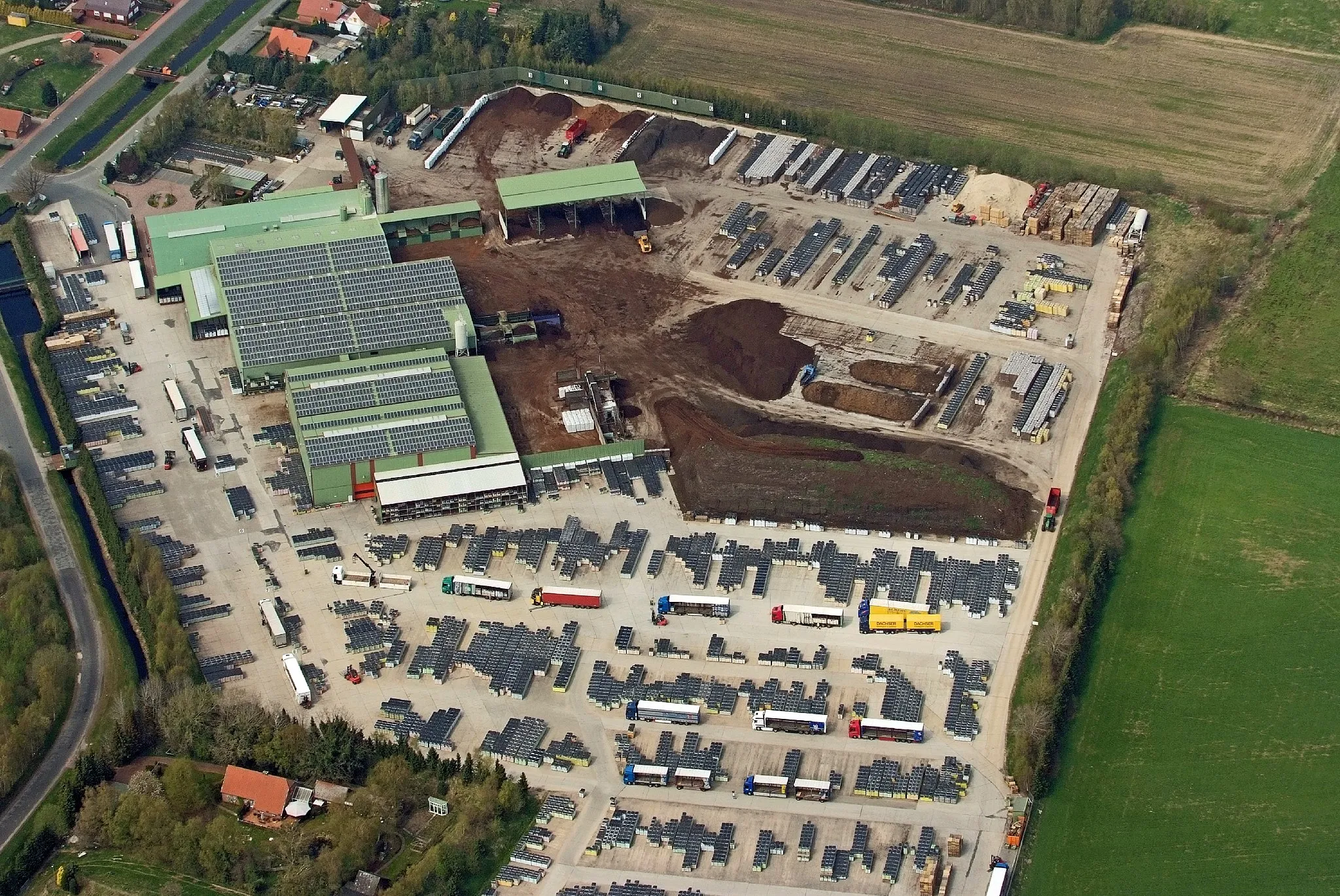 Photo showing: Erden- und Kompostwerk Heinrich Strenge, Ostrhauderfehn / Fotoflug von Nordholz-Spieka nach Oldenburg und Papenburg