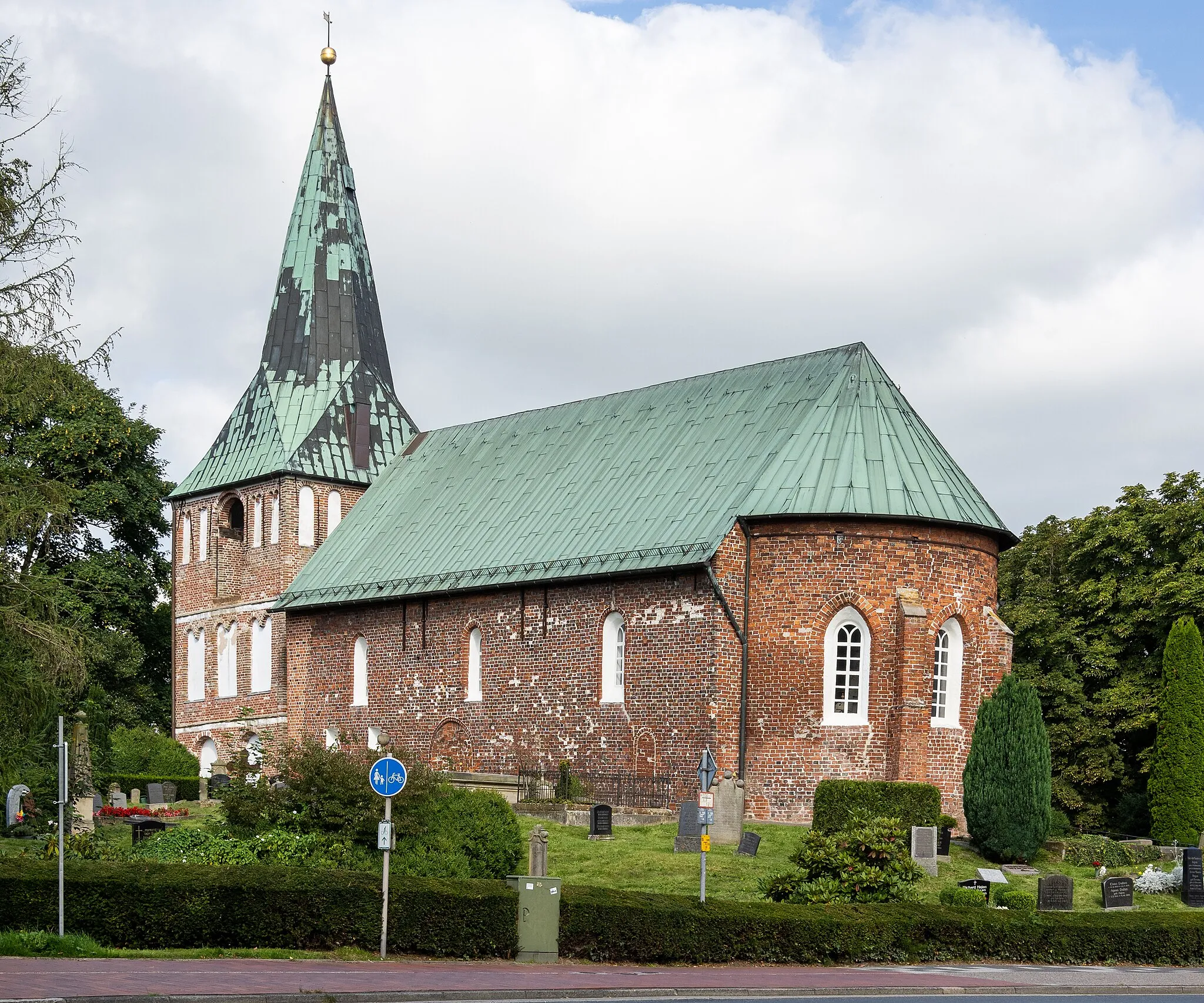 Photo showing: Sande (Friesland): Kirche St. Magnus, auf einer Warft erbaut im Jahre 1351.